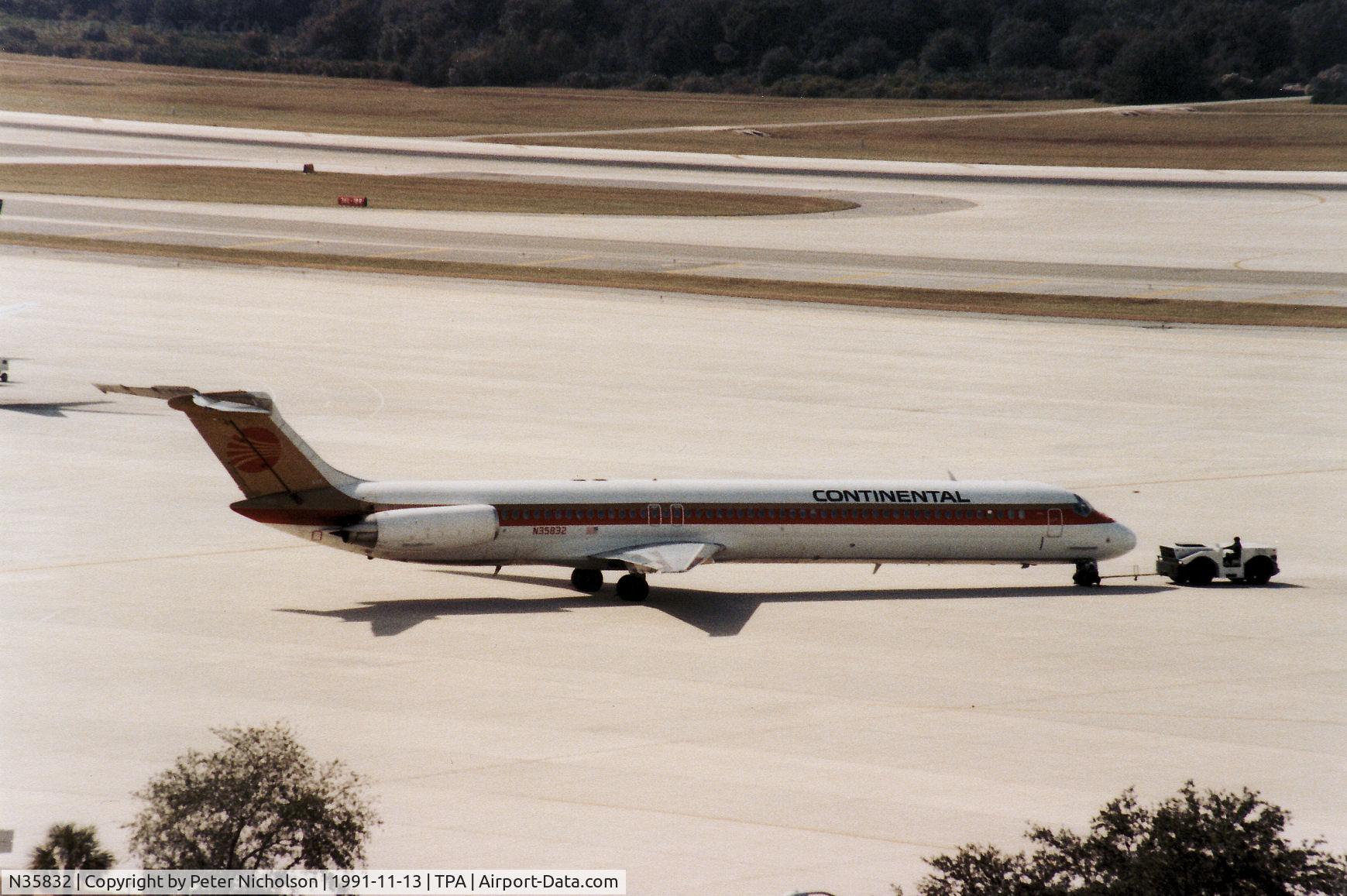 N35832, 1987 McDonnell Douglas MD-82 (DC-9-82) C/N 49492, MD-82 of Continental Airlines at the terminal at Tampa in November 1991.