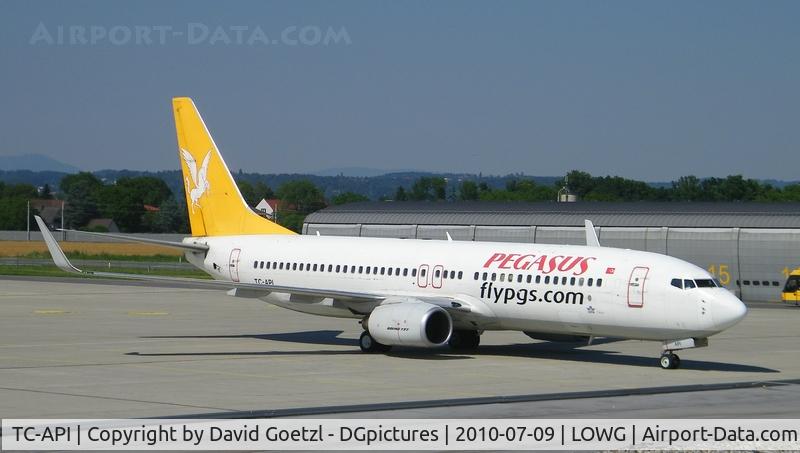 TC-API, 2002 Boeing 737-86N C/N 32732/1056, Charter flight to Antalya.