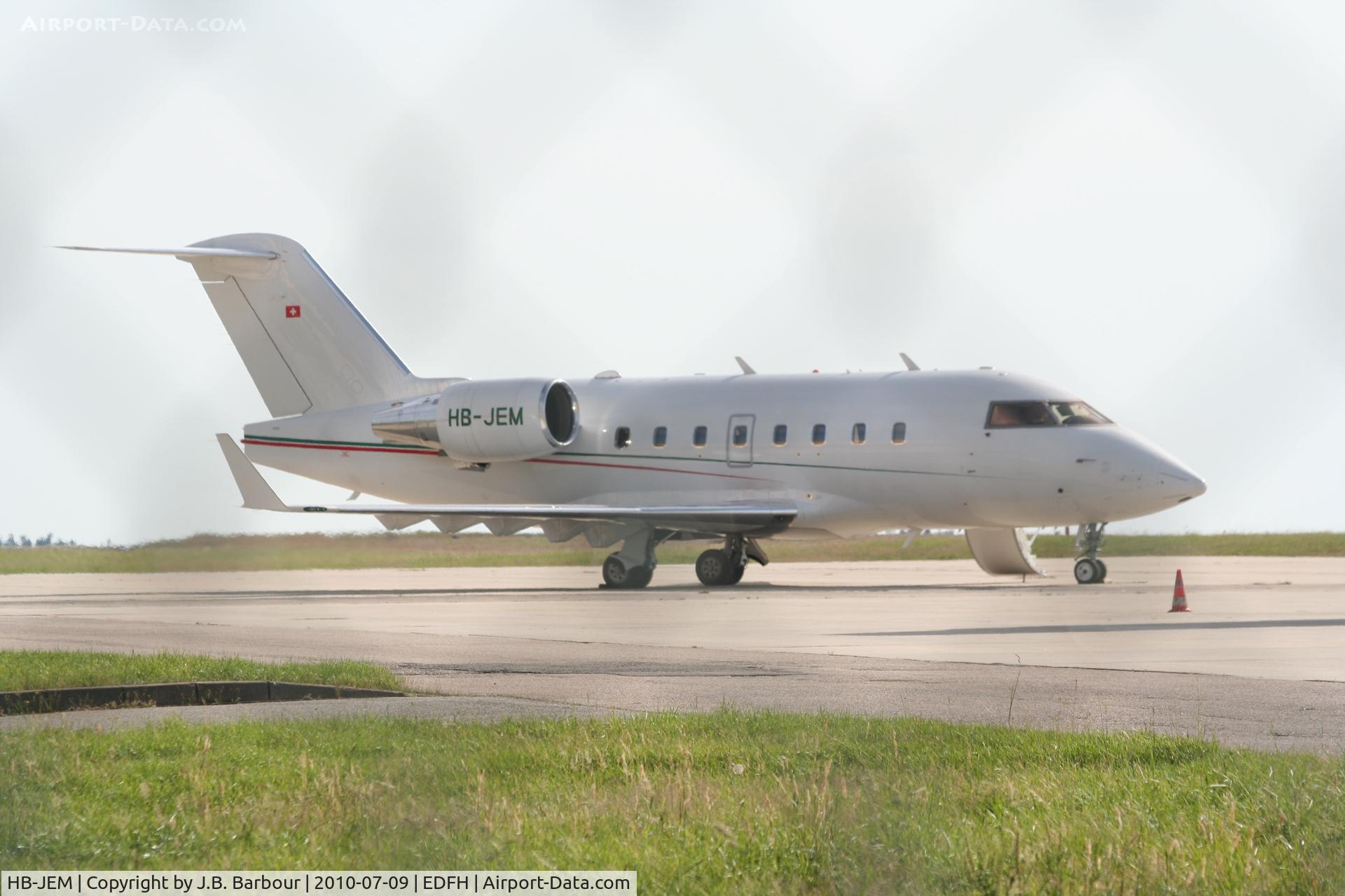 HB-JEM, 2005 Bombardier Challenger 604 (CL-600-2B16) C/N 5613, It must be a boring life to be a business pilot to just sit around all day waiting for someone to show.