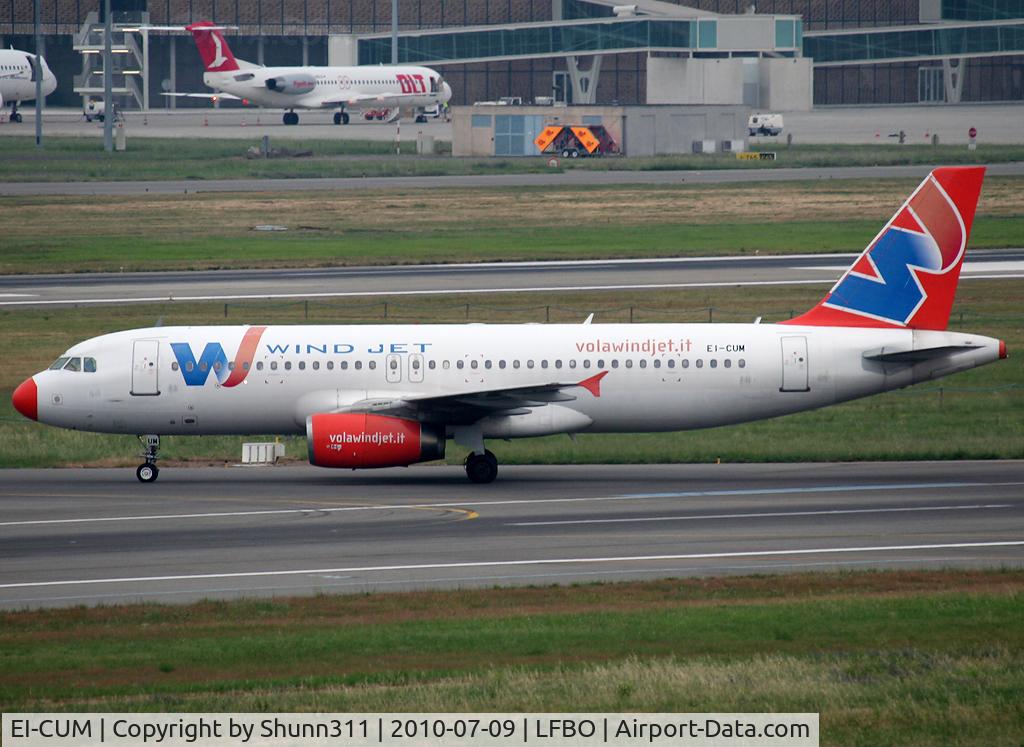 EI-CUM, 1997 Airbus A320-232 C/N 542, Taxiing to the terminal after landing rwy 32L...