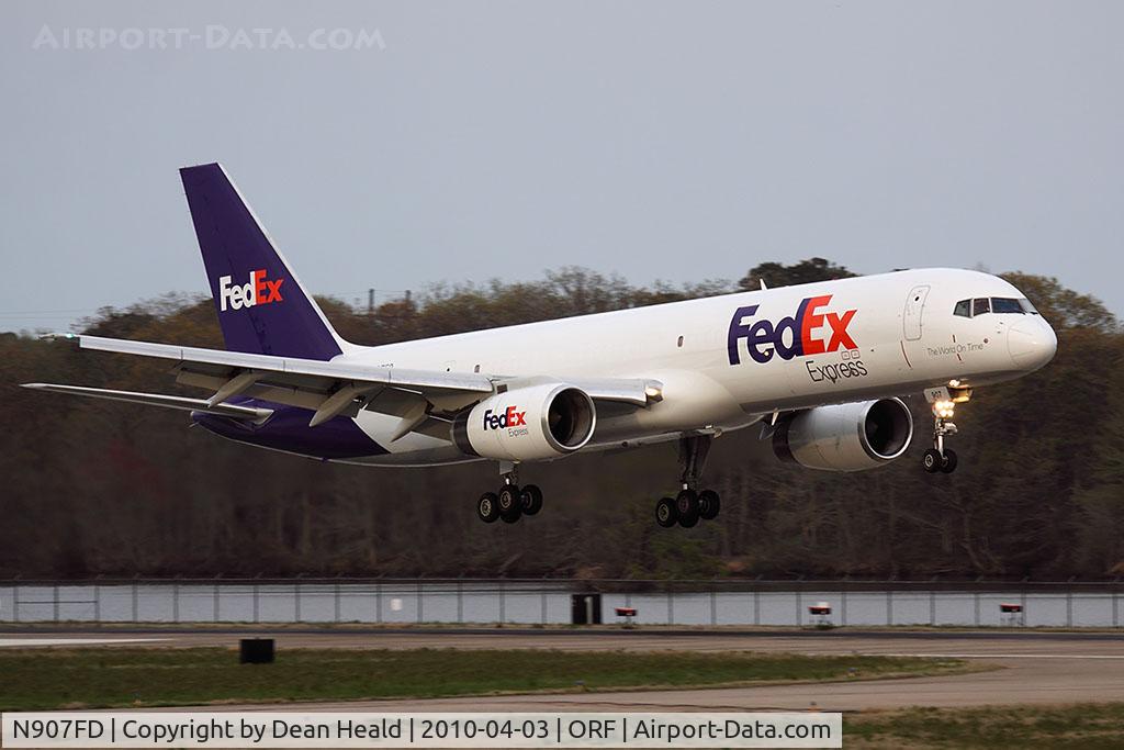 N907FD, 1993 Boeing 757-2B7 C/N 27198, FedEx N907FD (FLT FDX307) from Memphis Int'l (KMEM) landing RWY 23 just before sunset. This aircraft is an ex-US Airways aircraft with former registrations of N932UW and N619AU.