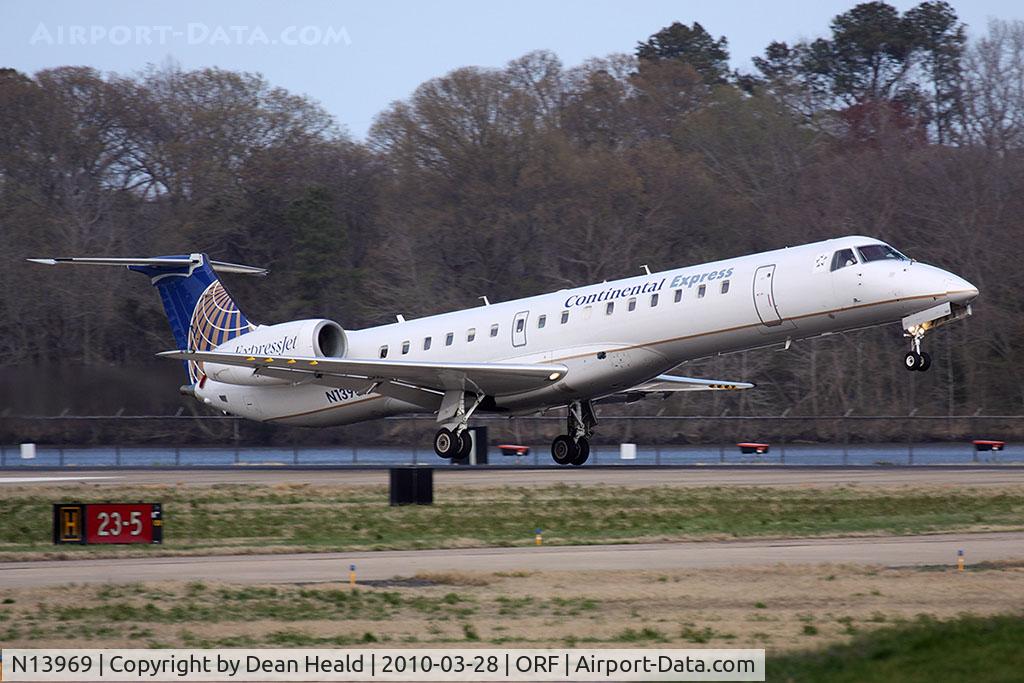 N13969, 1999 Embraer EMB-145LR C/N 145141, Continental Express (ExpressJet Airlines) N13969 (FLT BTA2723) from Newark Liberty Int'l (KEWR) landing RWY 23 in strong crosswind conditions.
