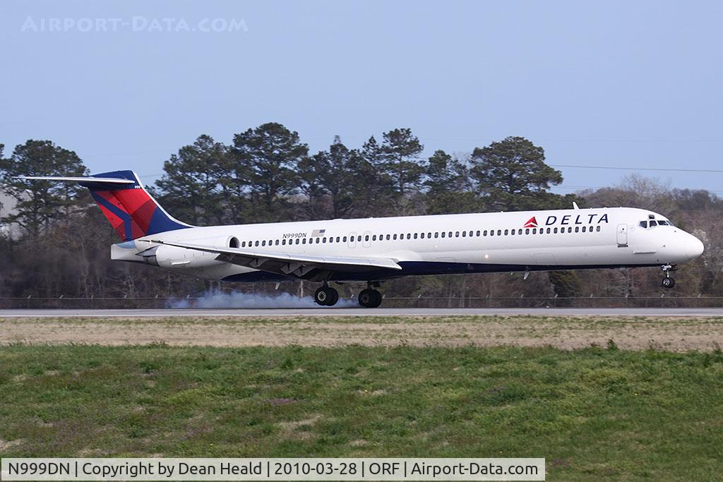 N999DN, 1992 McDonnell Douglas MD-88 C/N 53371, Continental Express (ExpressJet Airlines) N13969 (FLT BTA2723) from Newark Liberty Int'l (KEWR) landing RWY 23 in strong crosswind conditions.