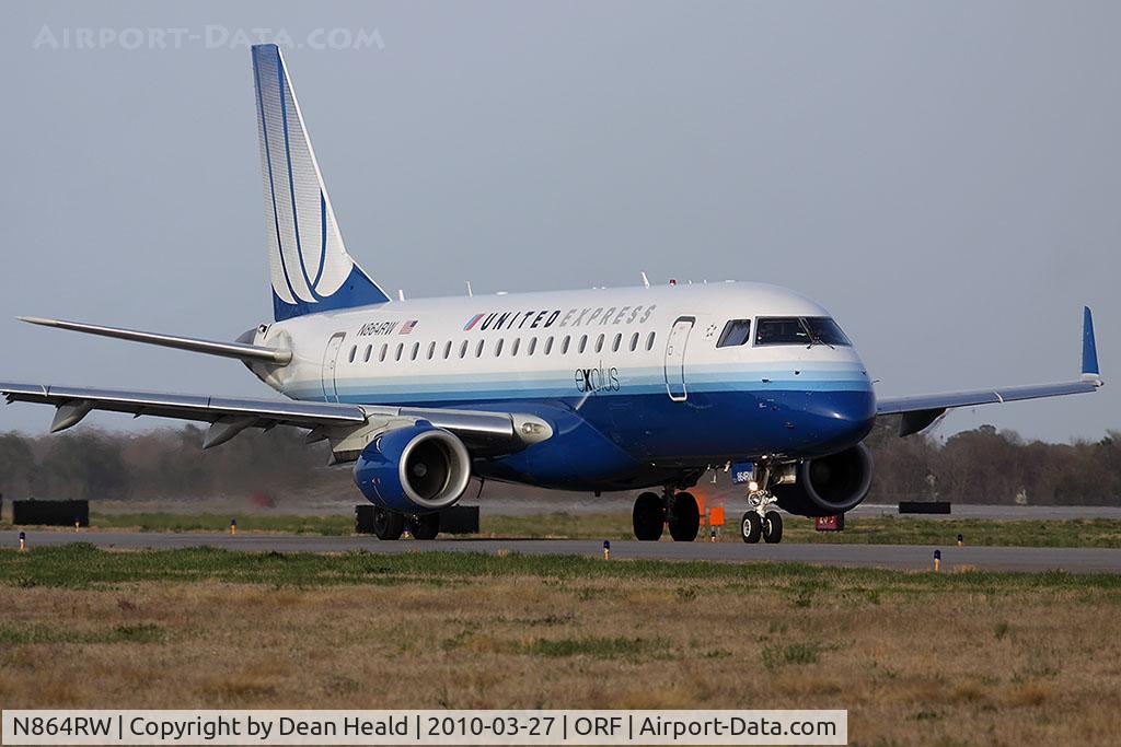 N864RW, 2006 Embraer 170SE (ERJ-170-100SE) C/N 17000117, United Express (Shuttle America) N864RW taxiing to RWY 5 for departure to Chicago O'Hare Int'l (KORD) as Flight TCF7694.
