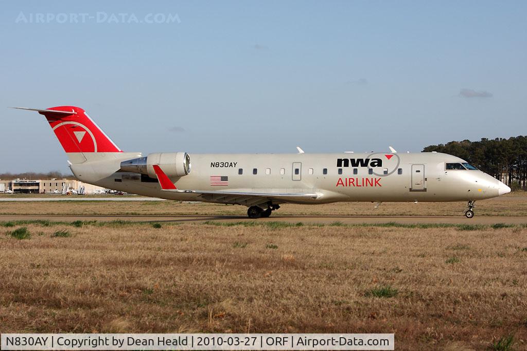 N830AY, 2005 Bombardier CRJ-200ER (CL-600-2B19) C/N 8030, Northwest Airlink (Pinnacle Airlines) N830AY (FLT FLG4423) taxiing to RWY 5 for departure to Indianapolis Int'l (KIND).