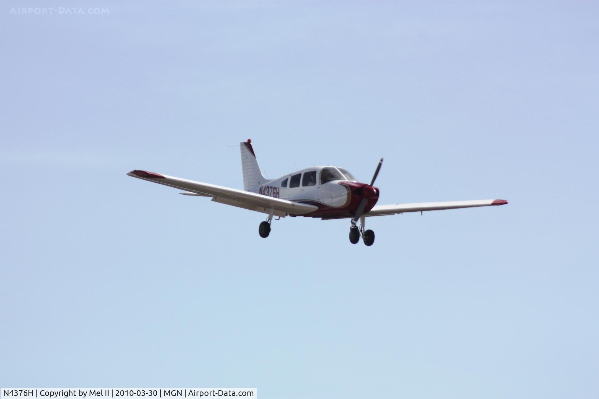 N4376H, 1984 Piper PA-28-181 C/N 28-8490110, Landing RWY 28