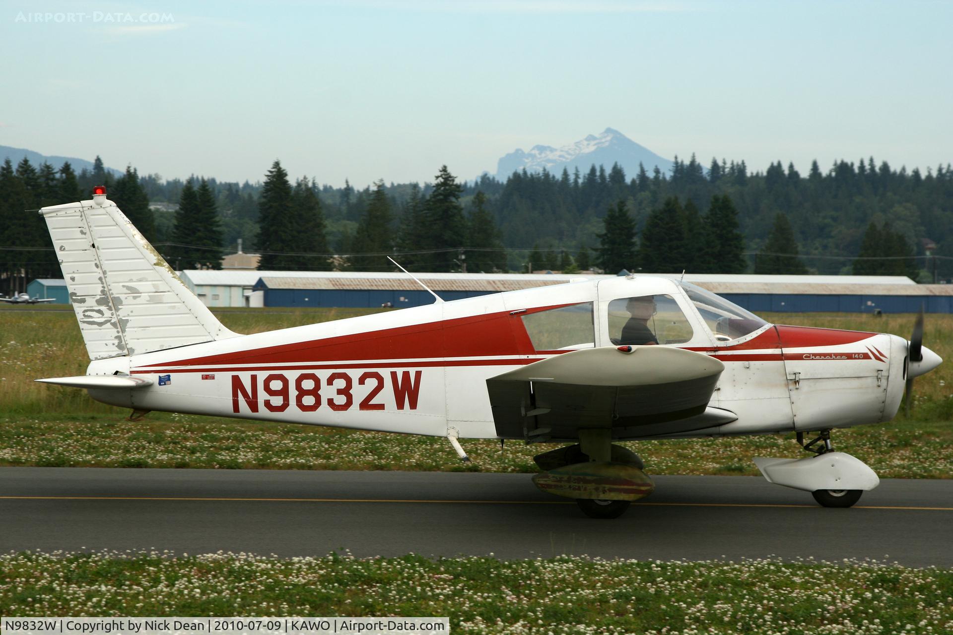 N9832W, 1967 Piper PA-28-140 C/N 28-23337, KAWO