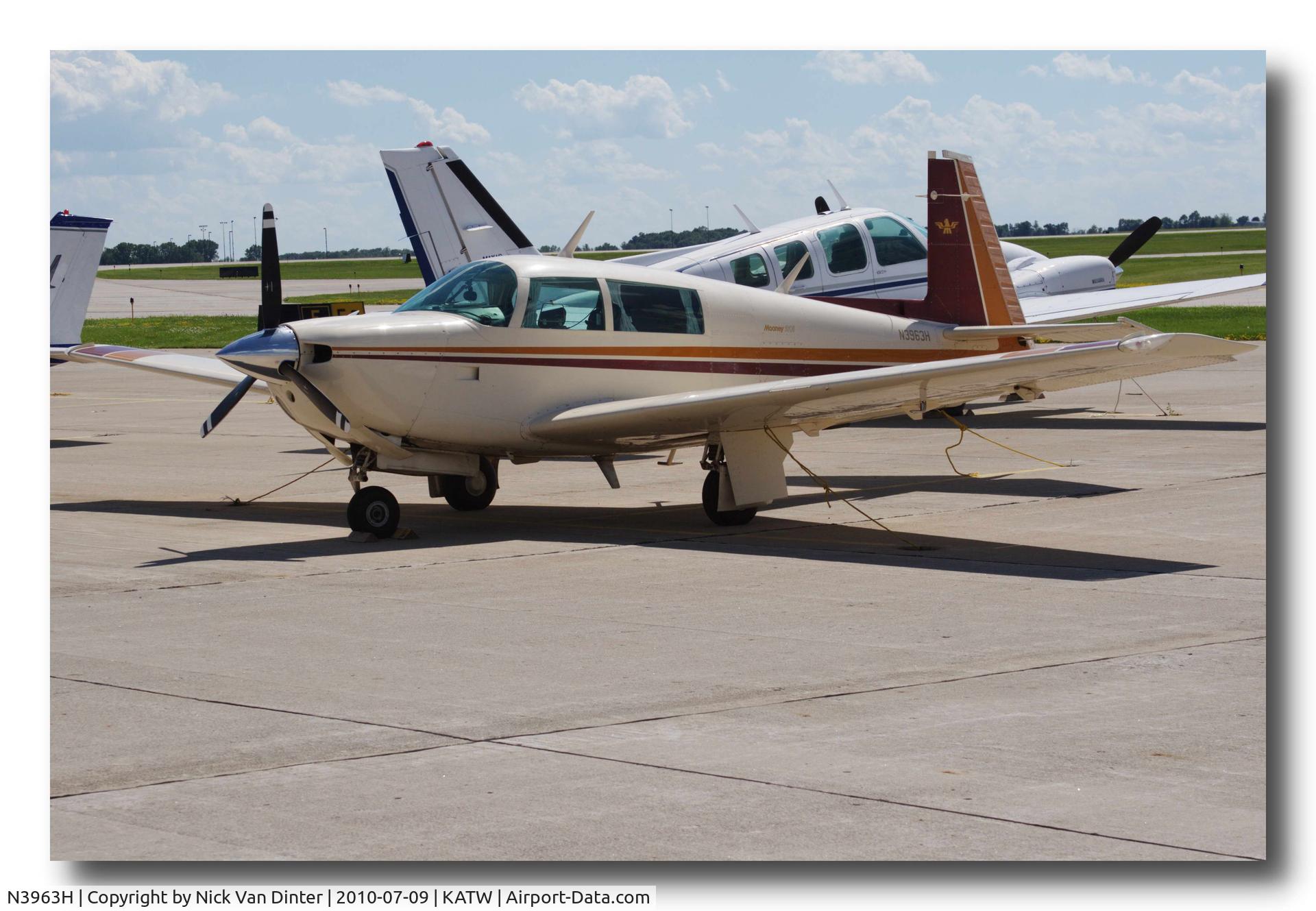 N3963H, 1980 Mooney M20J 201 C/N 24-0995, On the Ramp at ATW.