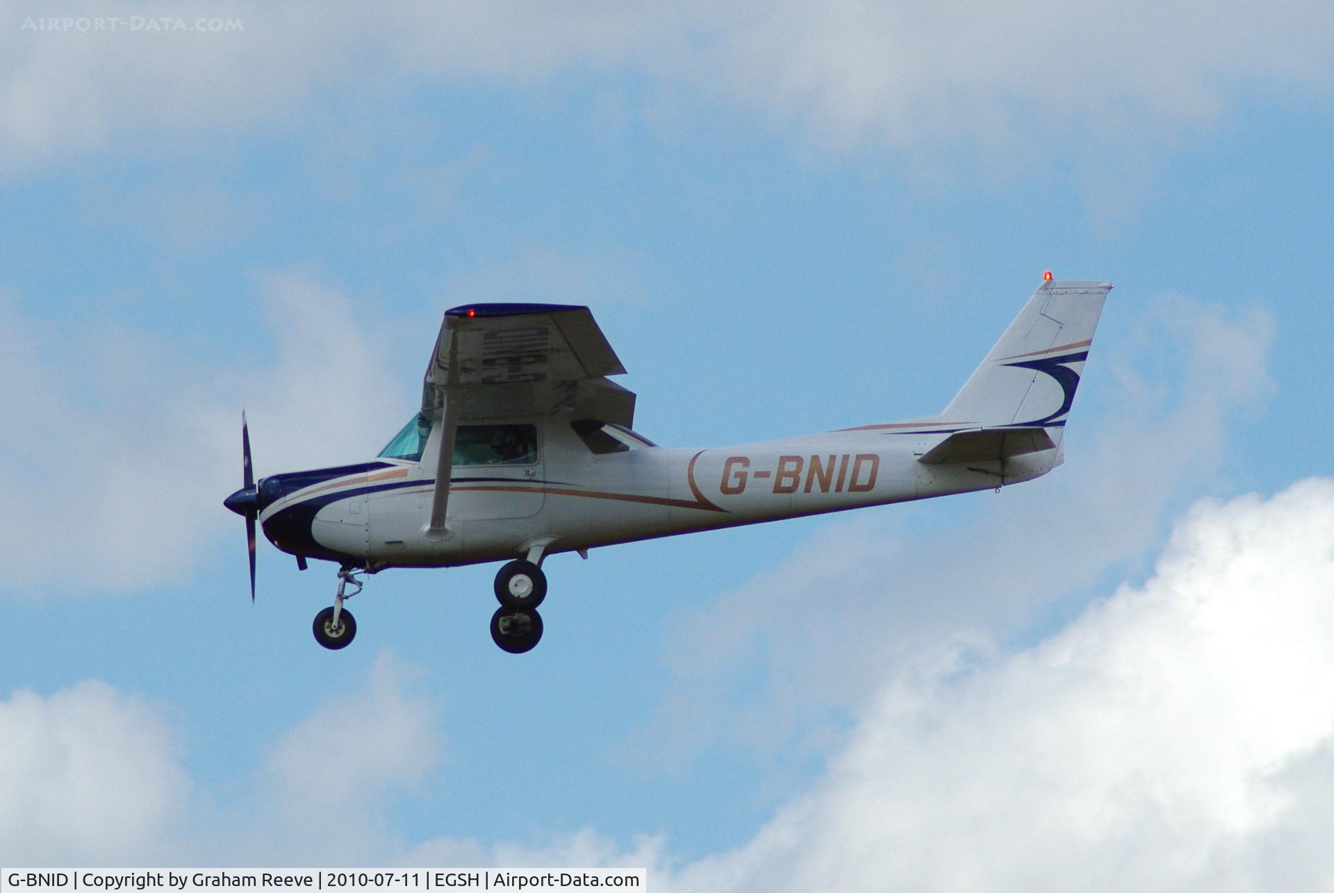 G-BNID, 1981 Cessna 152 C/N 152-84931, On finals.