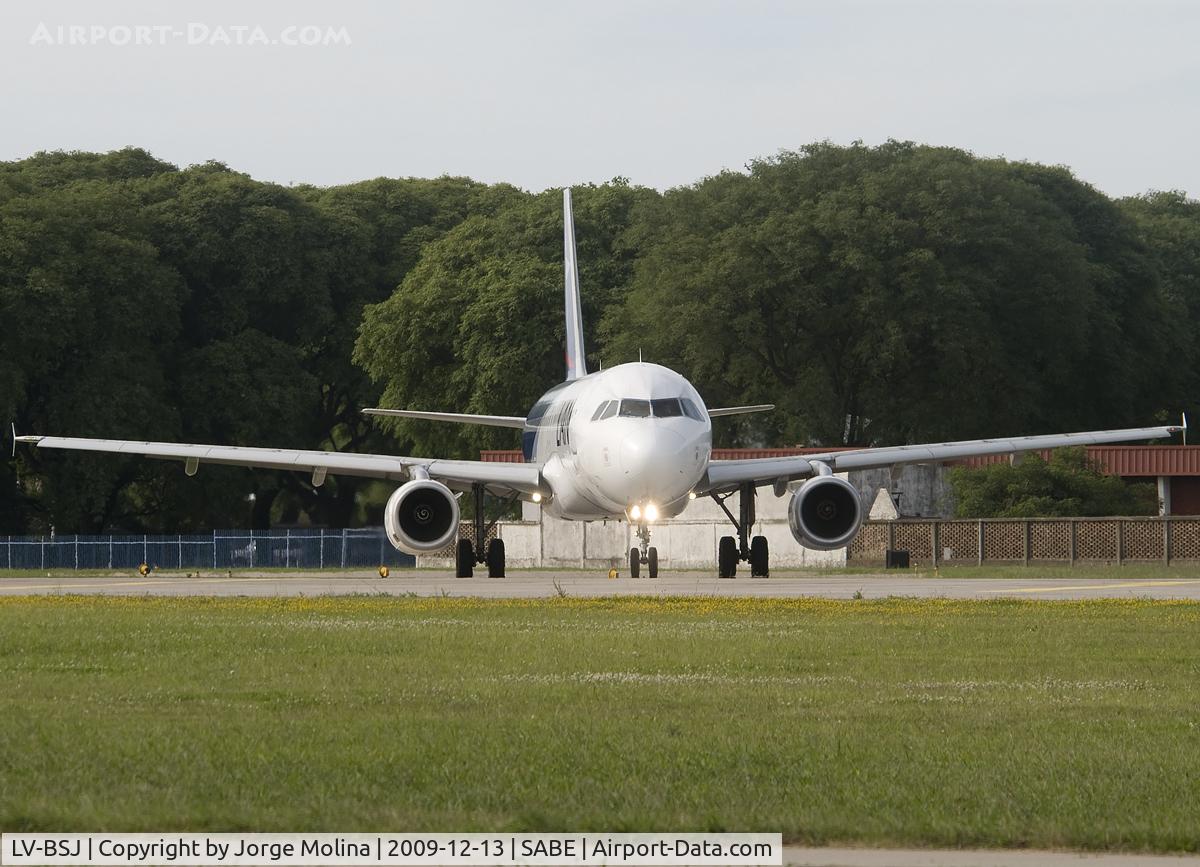 LV-BSJ, 2000 Airbus A320-233 C/N 1332, Entering RWY 31.