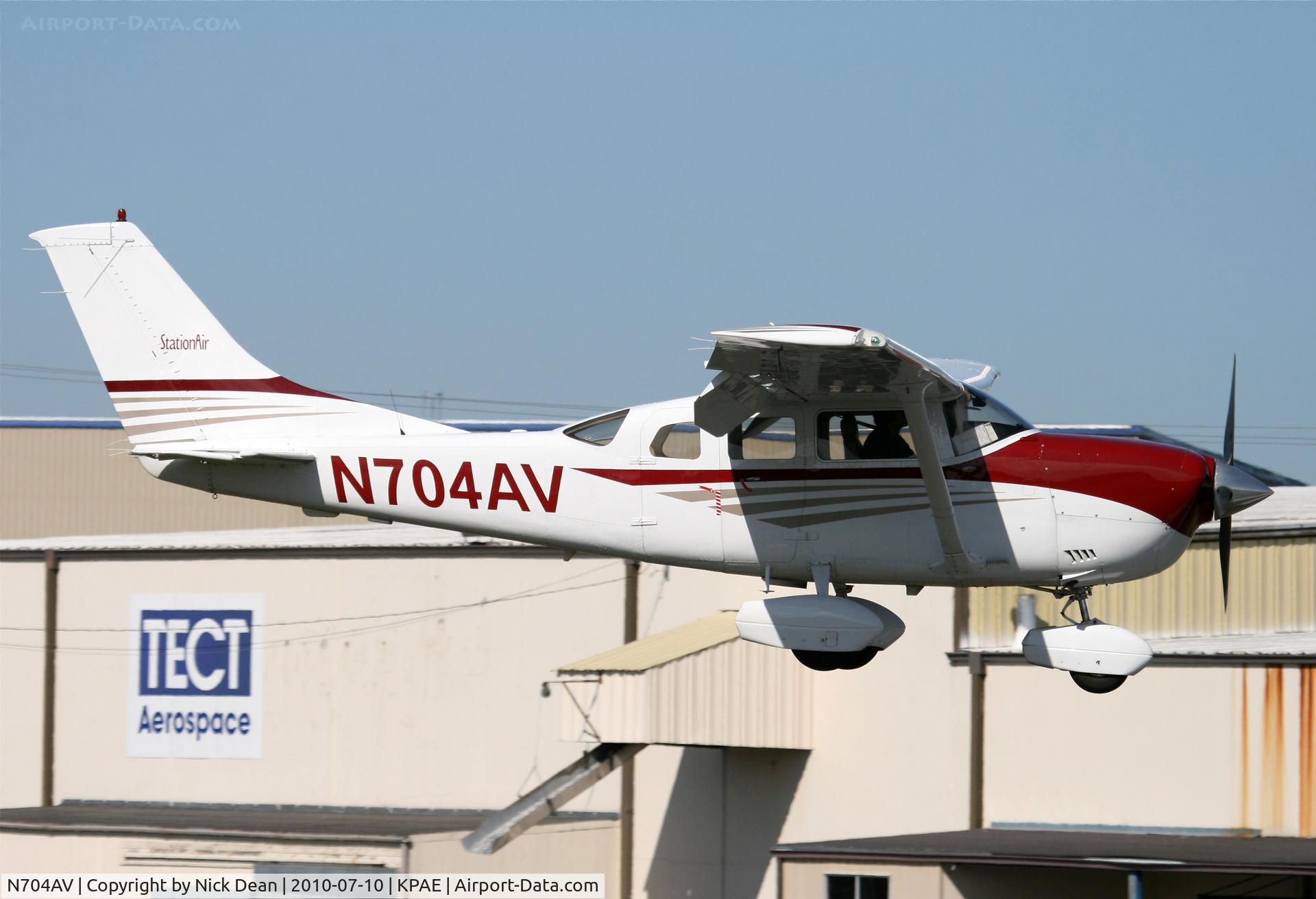 N704AV, 2004 Cessna 206H Stationair C/N 20608225, KPAE