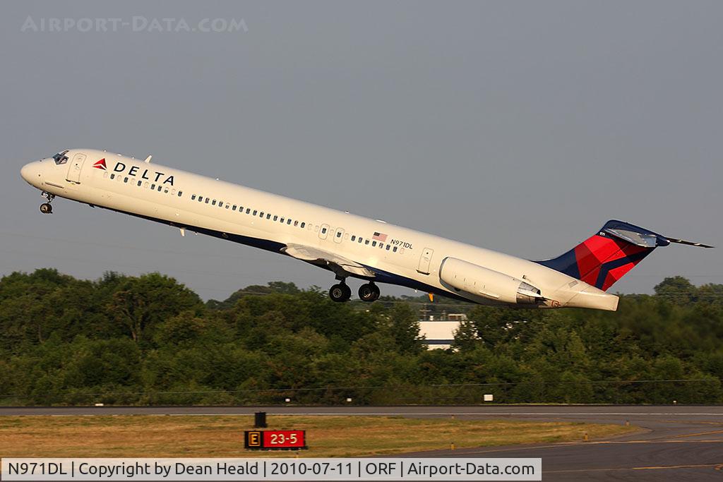 N971DL, 1991 McDonnell Douglas MD-88 C/N 53214, Delta Air Lines N971DL (FLT DAL1255) steeply departing RWY 5 enroute to Hartsfield-Jackson Atlanta Int'l (KATL).