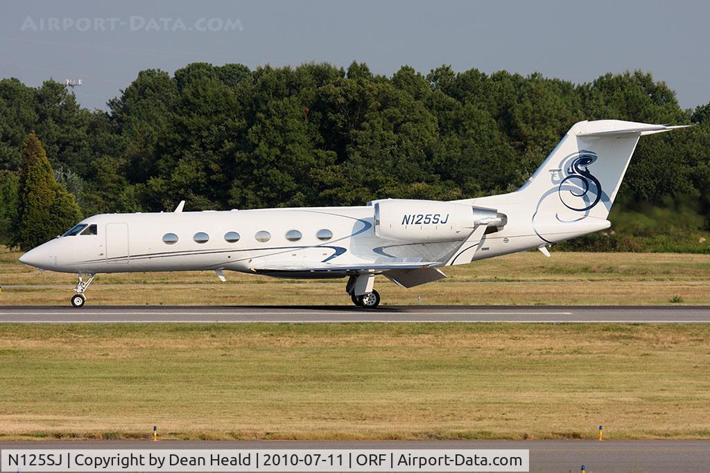N125SJ, 1999 Gulfstream Aerospace G-IV C/N 1368, Salamander Services LLC 1999 Gulfstream G-IV N125SJ rolling out on RWY 5 from a non-US origin. This aircraft will have to go through the airport customs terminal.