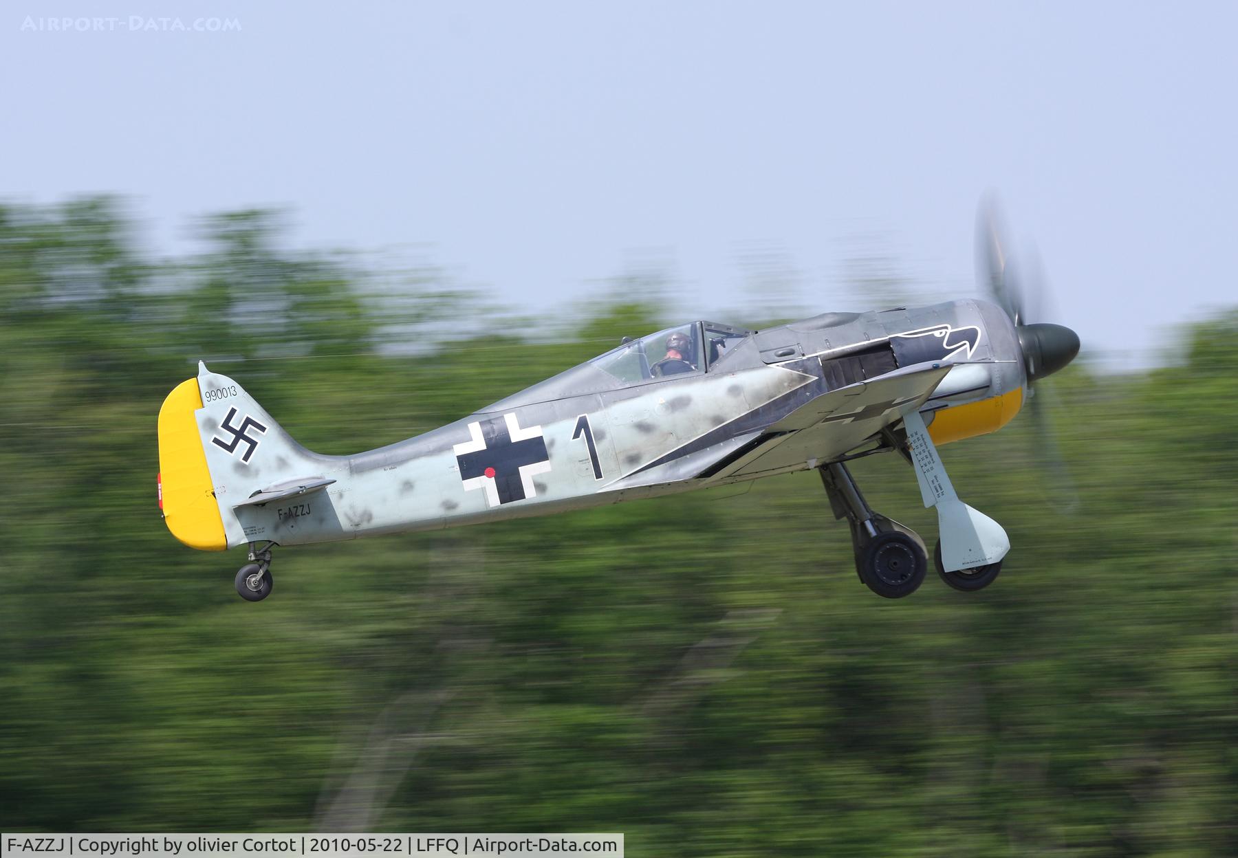 F-AZZJ, Flugwerk Fw 190-A8/N Replica C/N 990013, taking off during the Ferté Alais airshow