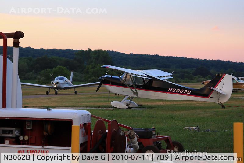 N3062B, Avid MAGNUM C/N 1 REEVES, Avid Magnum parked at Ellington, CT at sunset