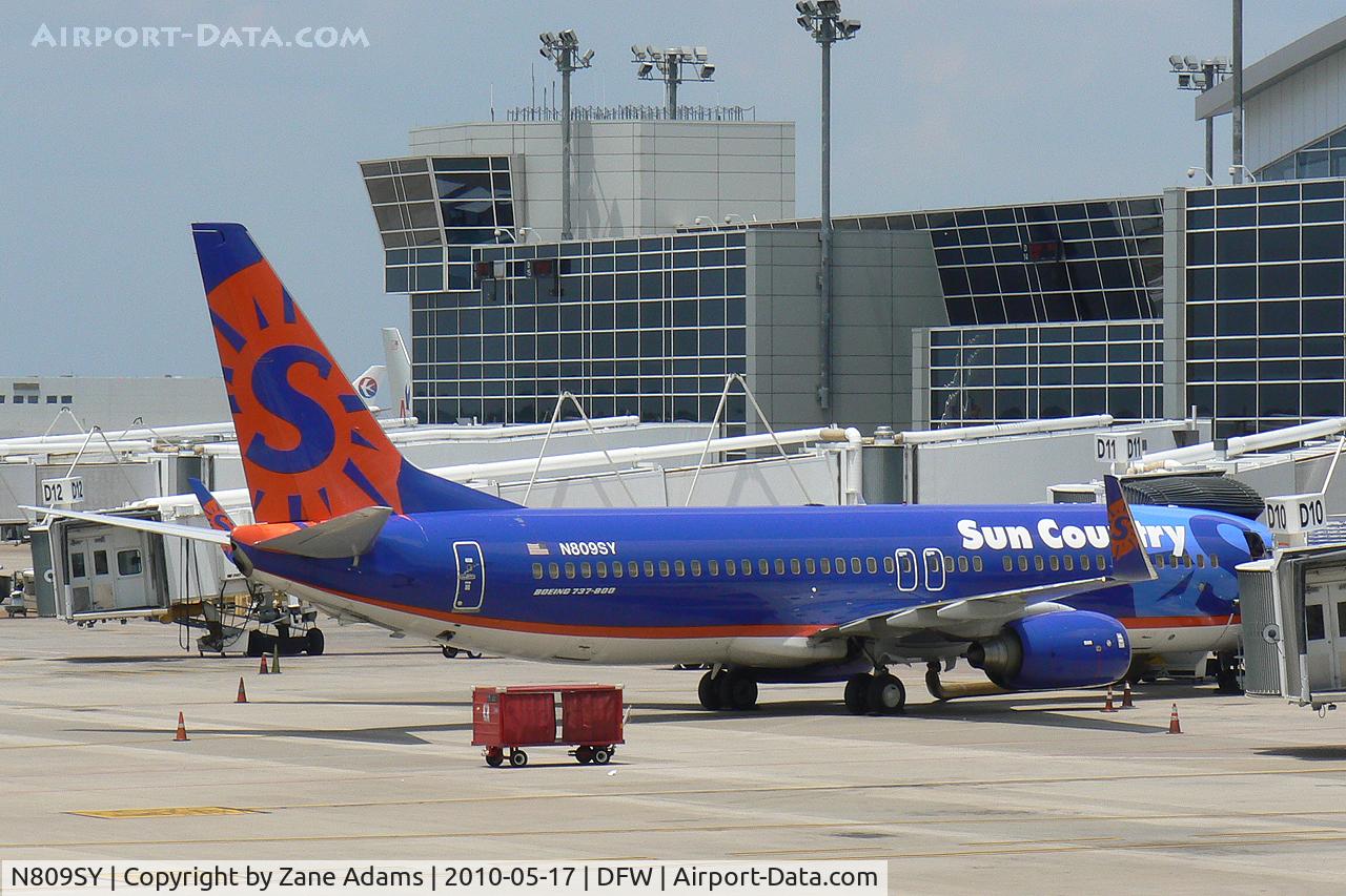 N809SY, 2005 Boeing 737-8Q8 C/N 30683, Sun Country at the gate - DFW Airport