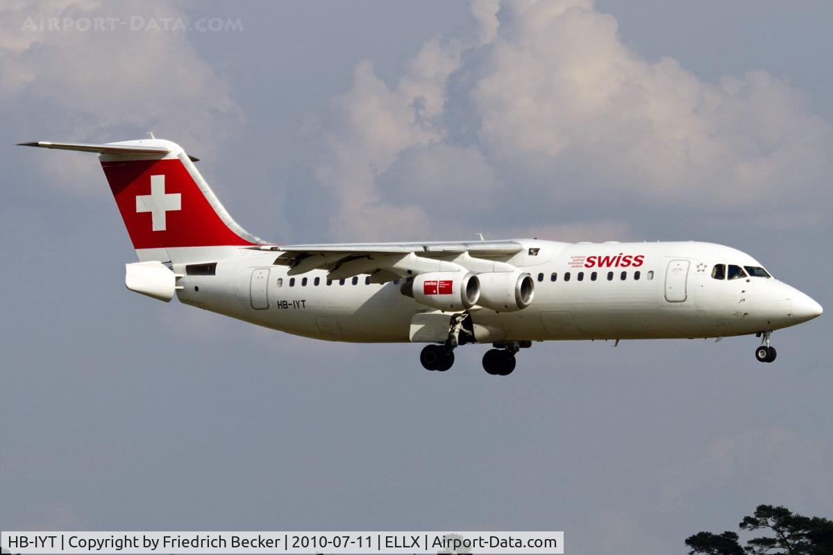 HB-IYT, 2000 British Aerospace Avro 146-RJ100 C/N E3380, short final RW24