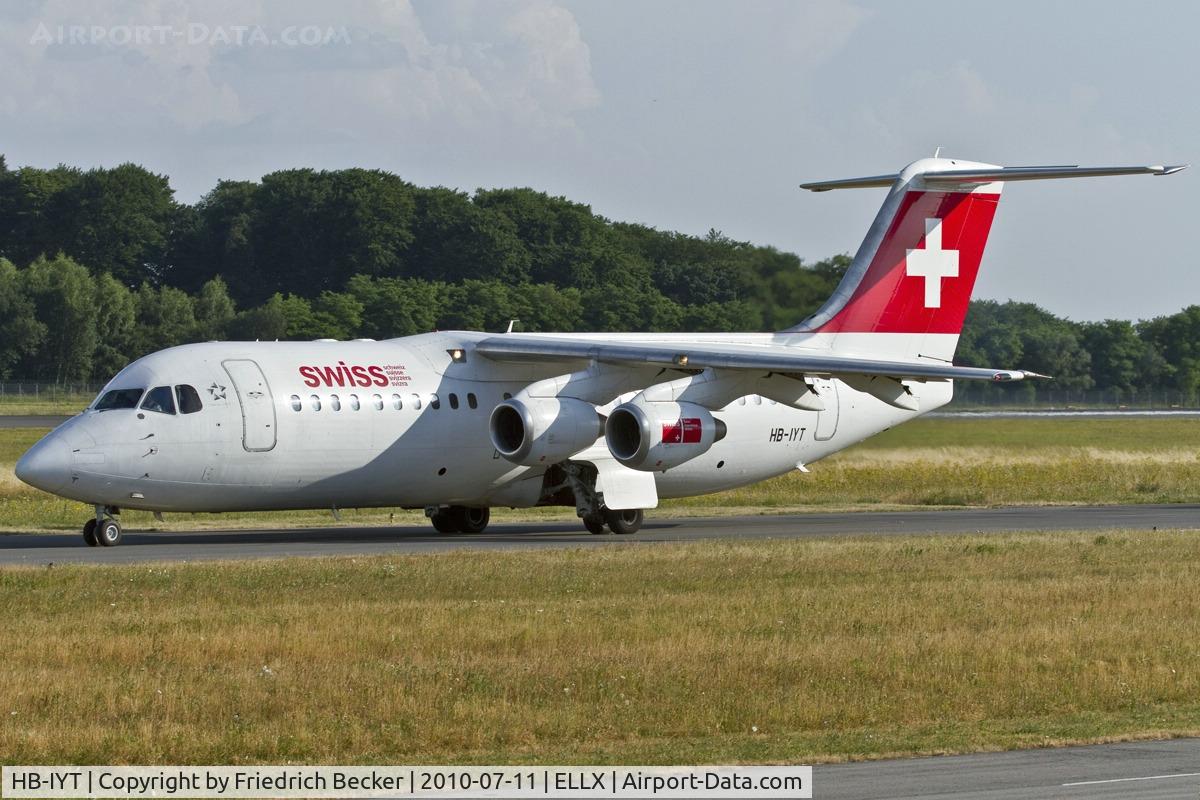 HB-IYT, 2000 British Aerospace Avro 146-RJ100 C/N E3380, taxying to the holding point RW24