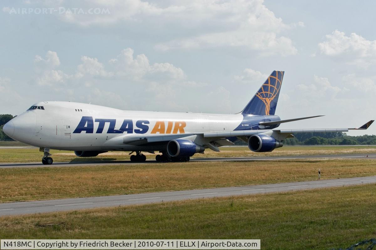 N418MC, 2002 Boeing 747-47UF C/N 32840, taxying to the active