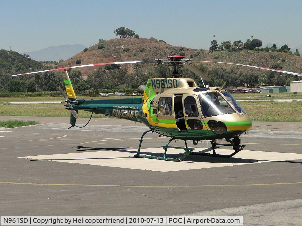 N961SD, 2001 Eurocopter AS-350B-2 Ecureuil Ecureuil C/N 3516, Parked on the westside helipad and rear door left open to allow heat to escape