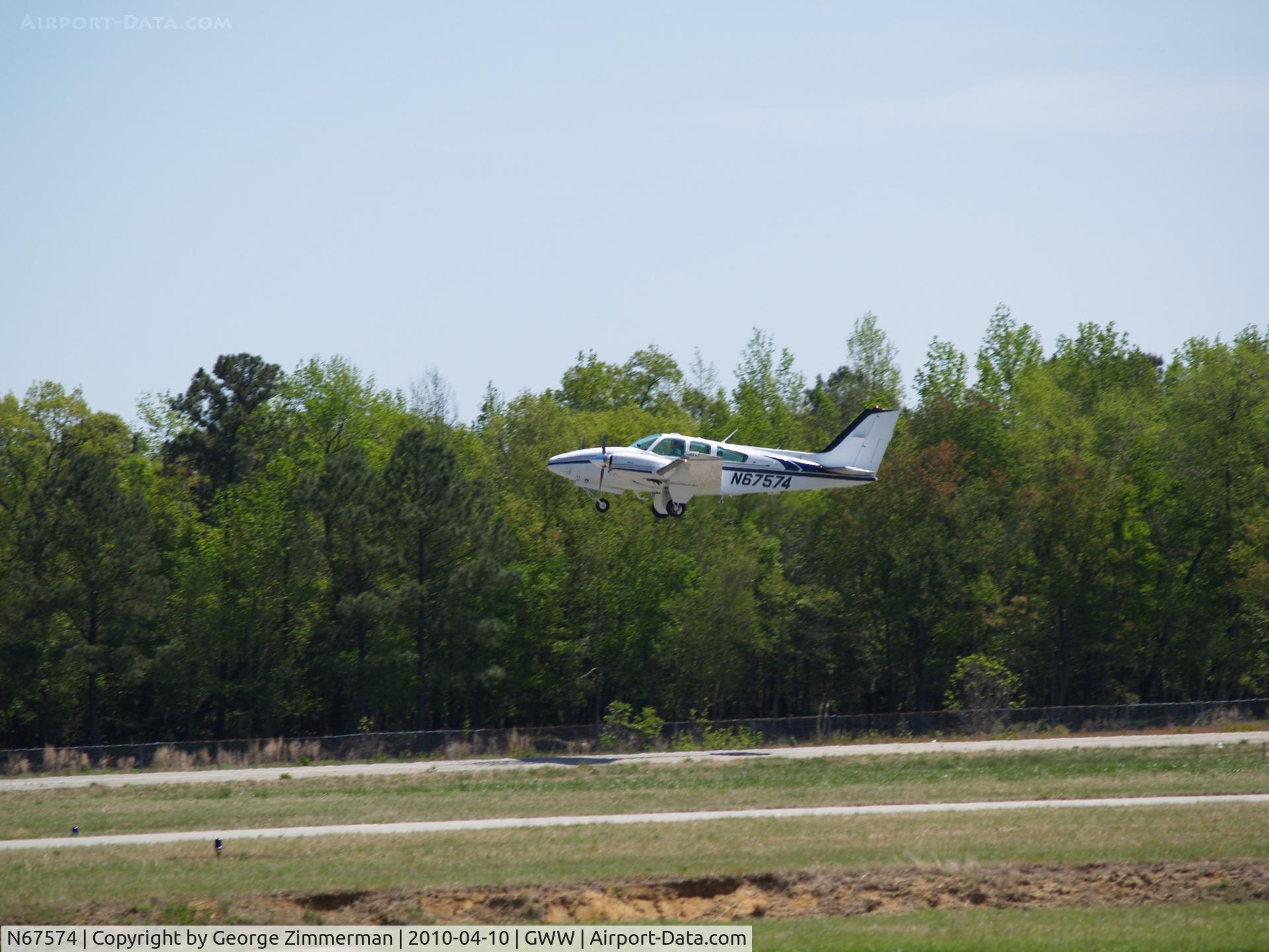 N67574, 1981 Beech E-55 Baron C/N TE-1194, Departure after refueling stop
