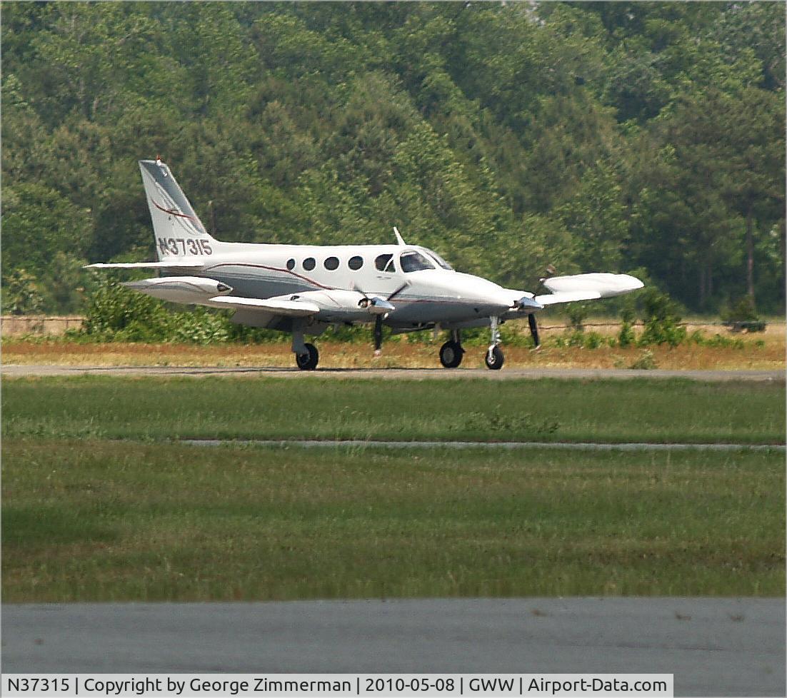 N37315, 1977 Cessna 340A C/N 340A0341, Arrival for fuel stop