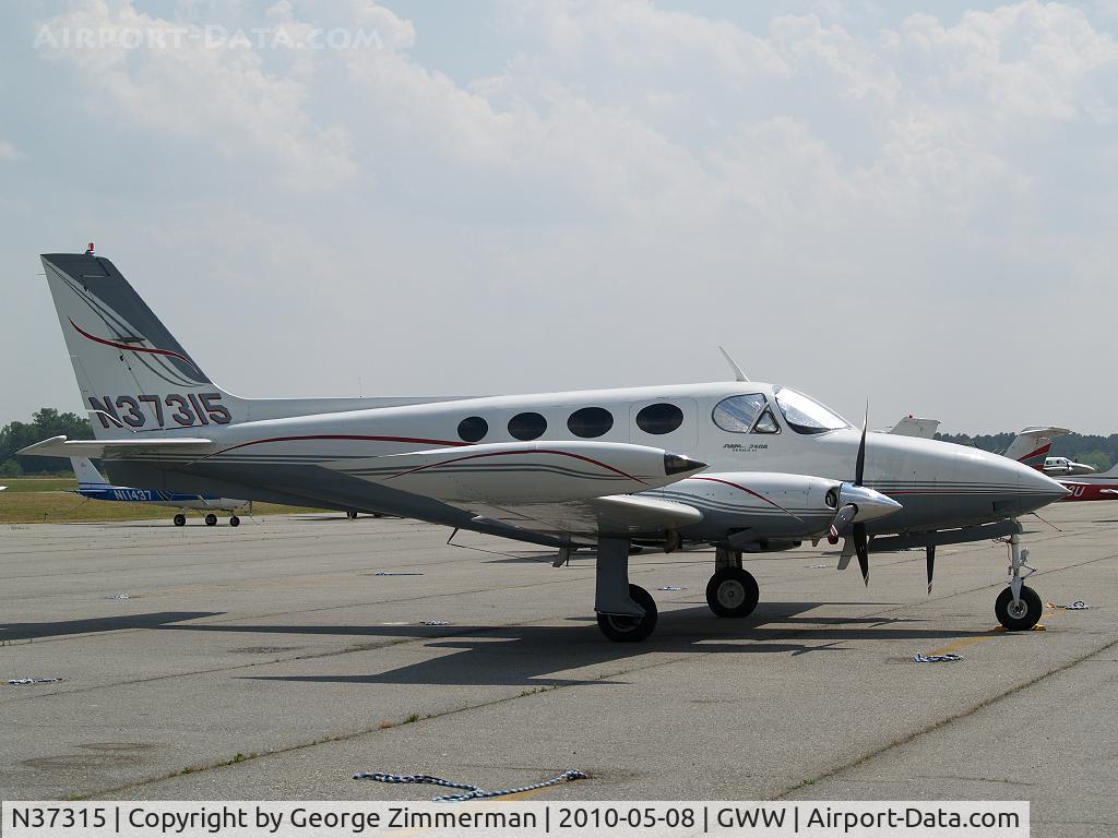 N37315, 1977 Cessna 340A C/N 340A0341, Parked waiting for refuel