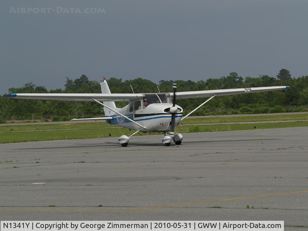 N1341Y, 1962 Cessna 172C C/N 17249041, Arrival Taxi to refuel