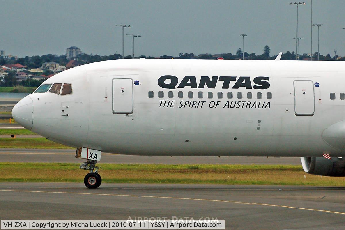 VH-ZXA, 1990 Boeing 767-336 C/N 24337, At Sydney