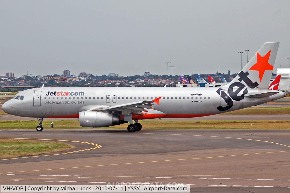 VH-VQP, 2000 Airbus A320-232 C/N 2573, At Sydney