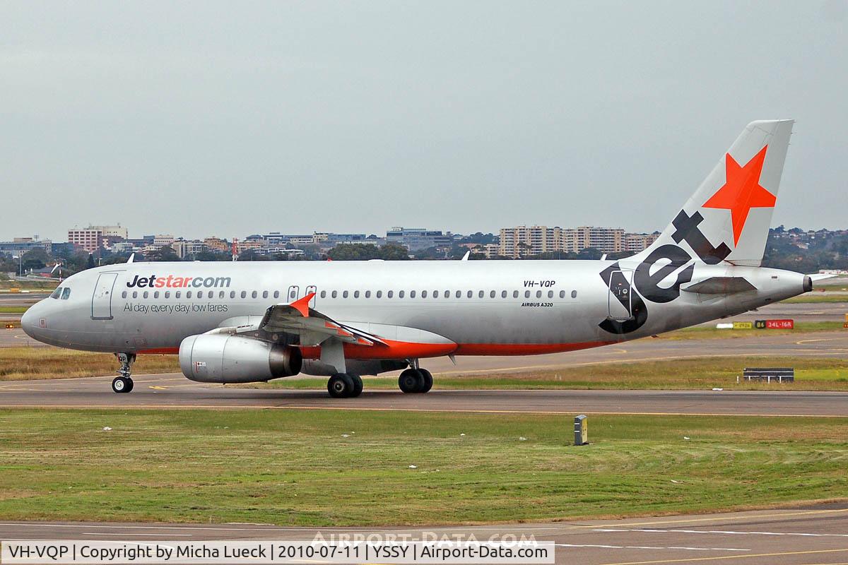 VH-VQP, 2000 Airbus A320-232 C/N 2573, At Sydney