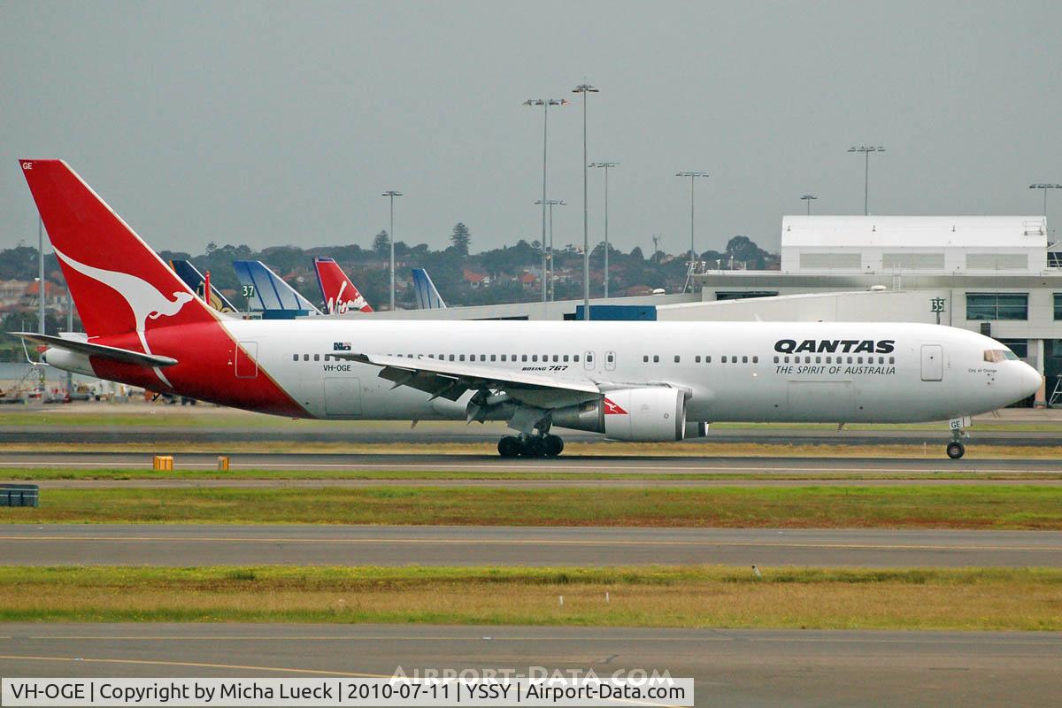 VH-OGE, 1989 Boeing 767-338/ER C/N 24531, At Sydney