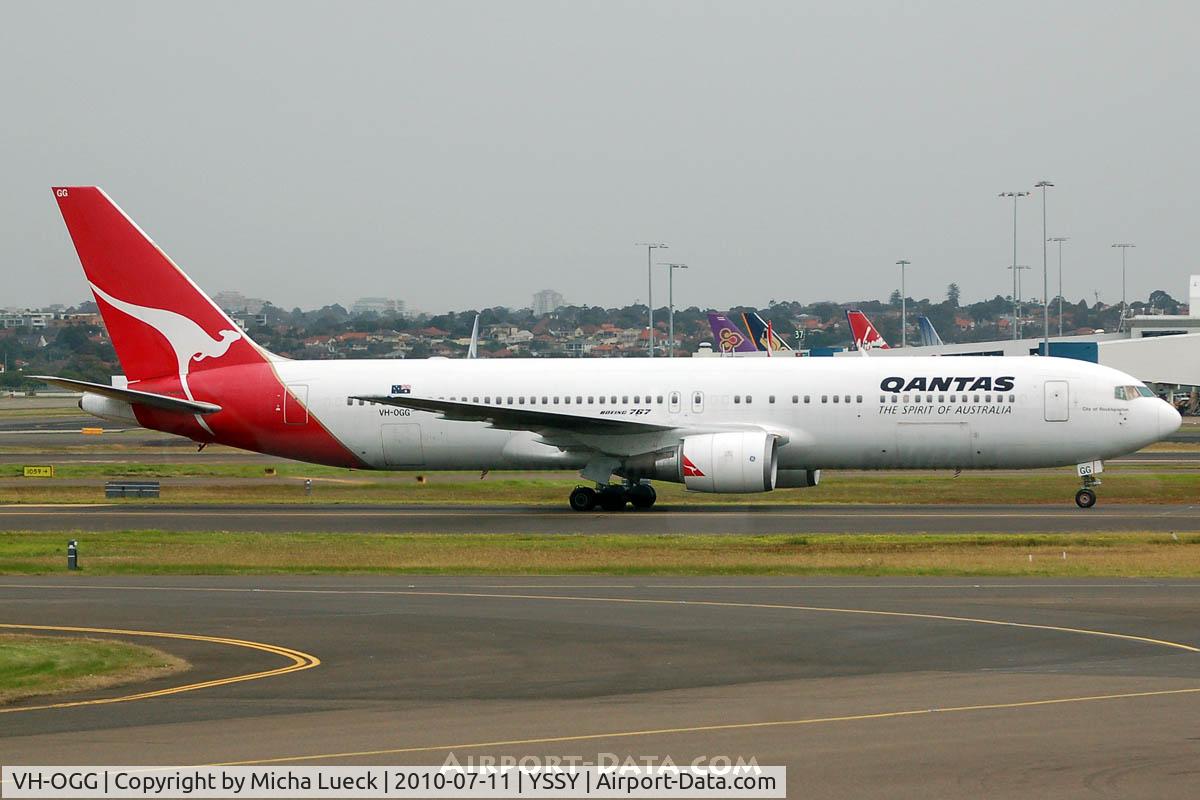 VH-OGG, 1990 Boeing 767-338 C/N 24929, At Sydney