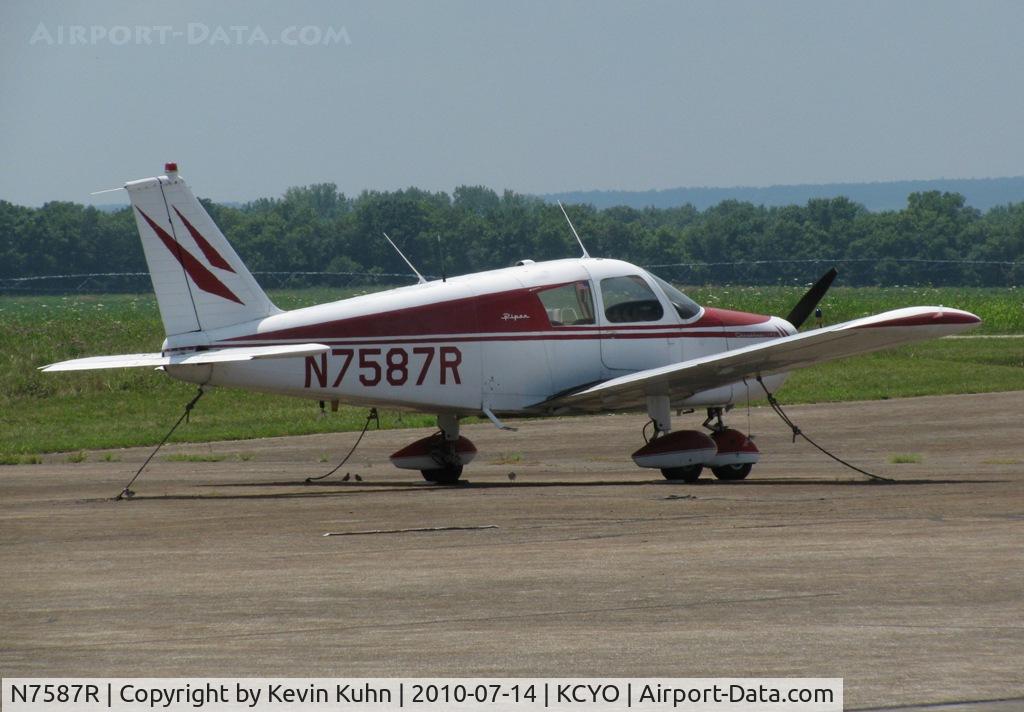 N7587R, 1966 Piper PA-28-140 C/N 28-22154, Parked