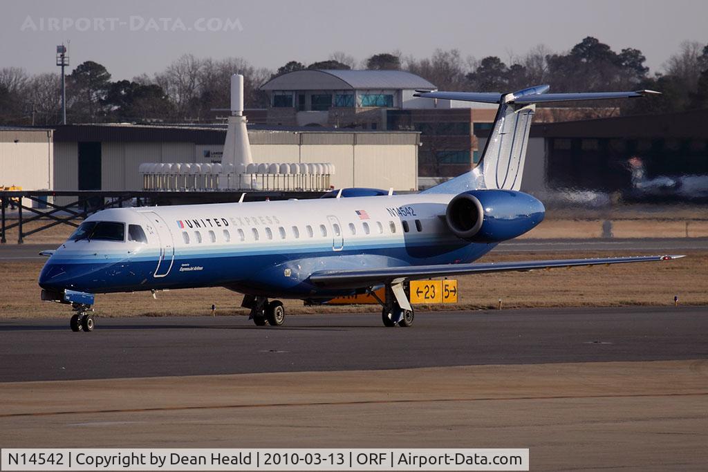 N14542, 2001 Embraer ERJ-145LR (EMB-145LR) C/N 145547, United Express (ExpressJet Airlines) N14542 (FLT BTA5680) taxiing to RWY 5 for departure to Chicago O'Hare Int'l (KORD). Not a normally scheduled flight and my first observation that ExpressJet Airlines is contracted with United Airlines.
