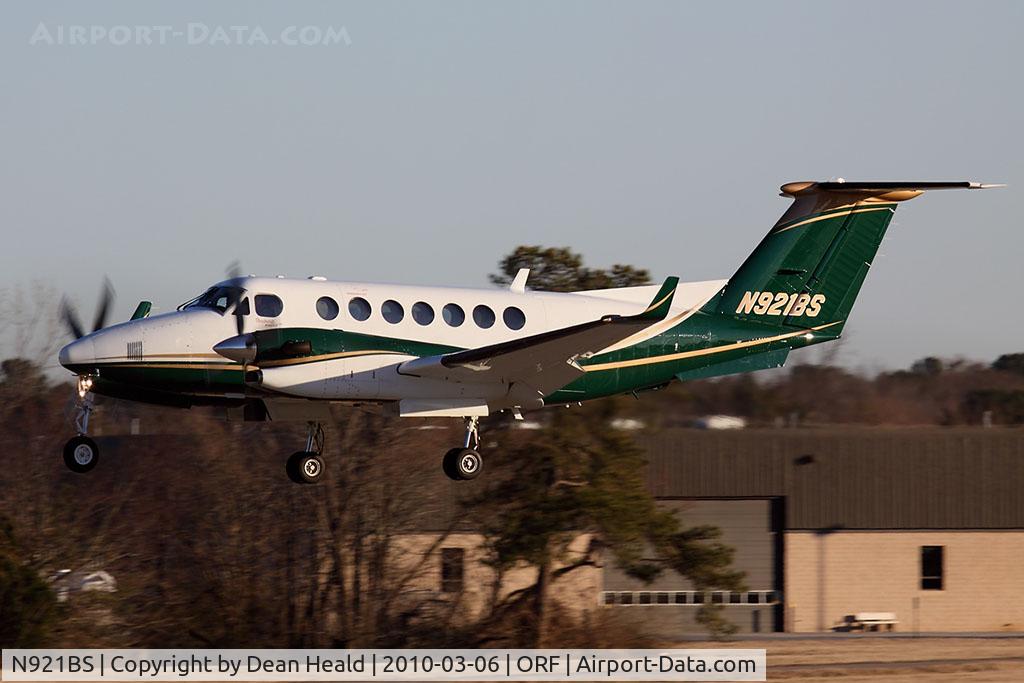 N921BS, 1993 Beech B300 King Air C/N FL-110, Old Dominion LLC 1993 Beechcraft 300 King Air 350 N921BS landing RWY 5 from Hernando County (KBKV) - Brooksville, FL.