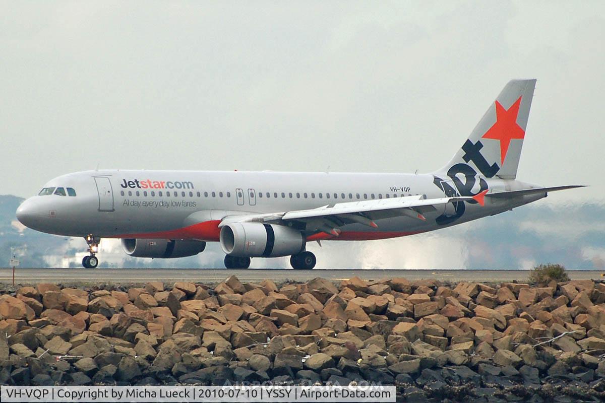 VH-VQP, 2000 Airbus A320-232 C/N 2573, At Sydney