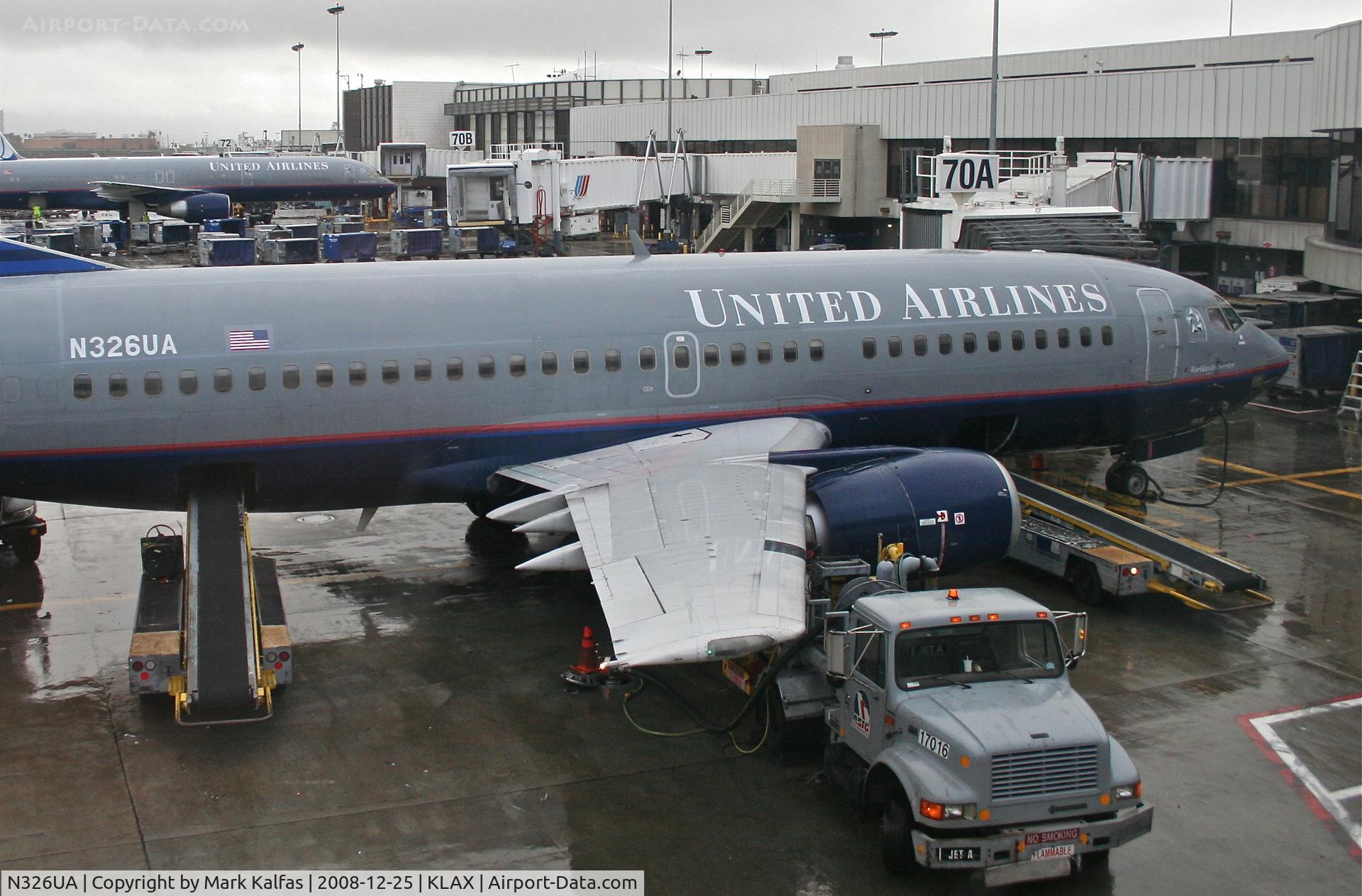 N326UA, 1988 Boeing 737-322 C/N 23958, United Airlines Boeing 737-322, N326UA at gate 70A KLAX.