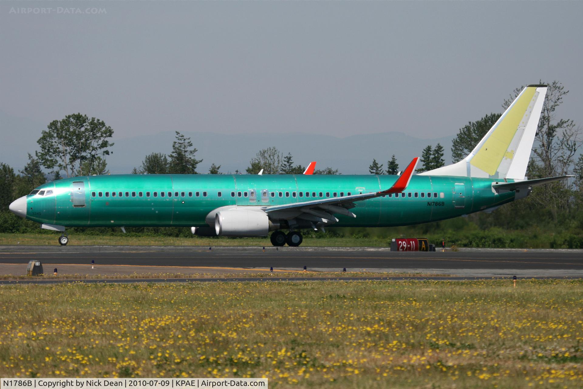 N1786B, 2010 Boeing 737-9GP/ER C/N 37271, KPAE Boeing 72 PK-LGZ as N1786B for the first flight.