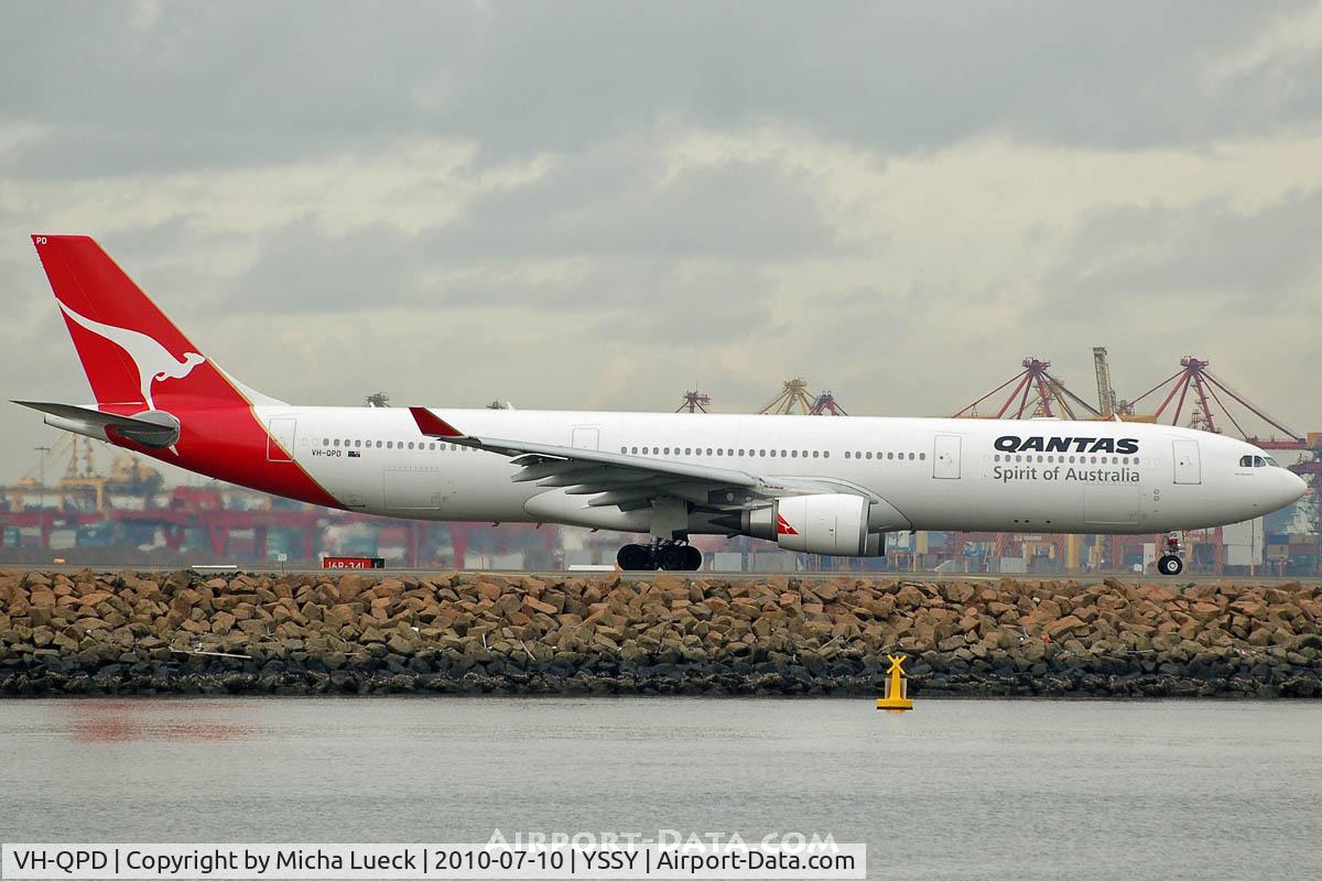 VH-QPD, 2004 Airbus A330-303 C/N 0574, At Sydney