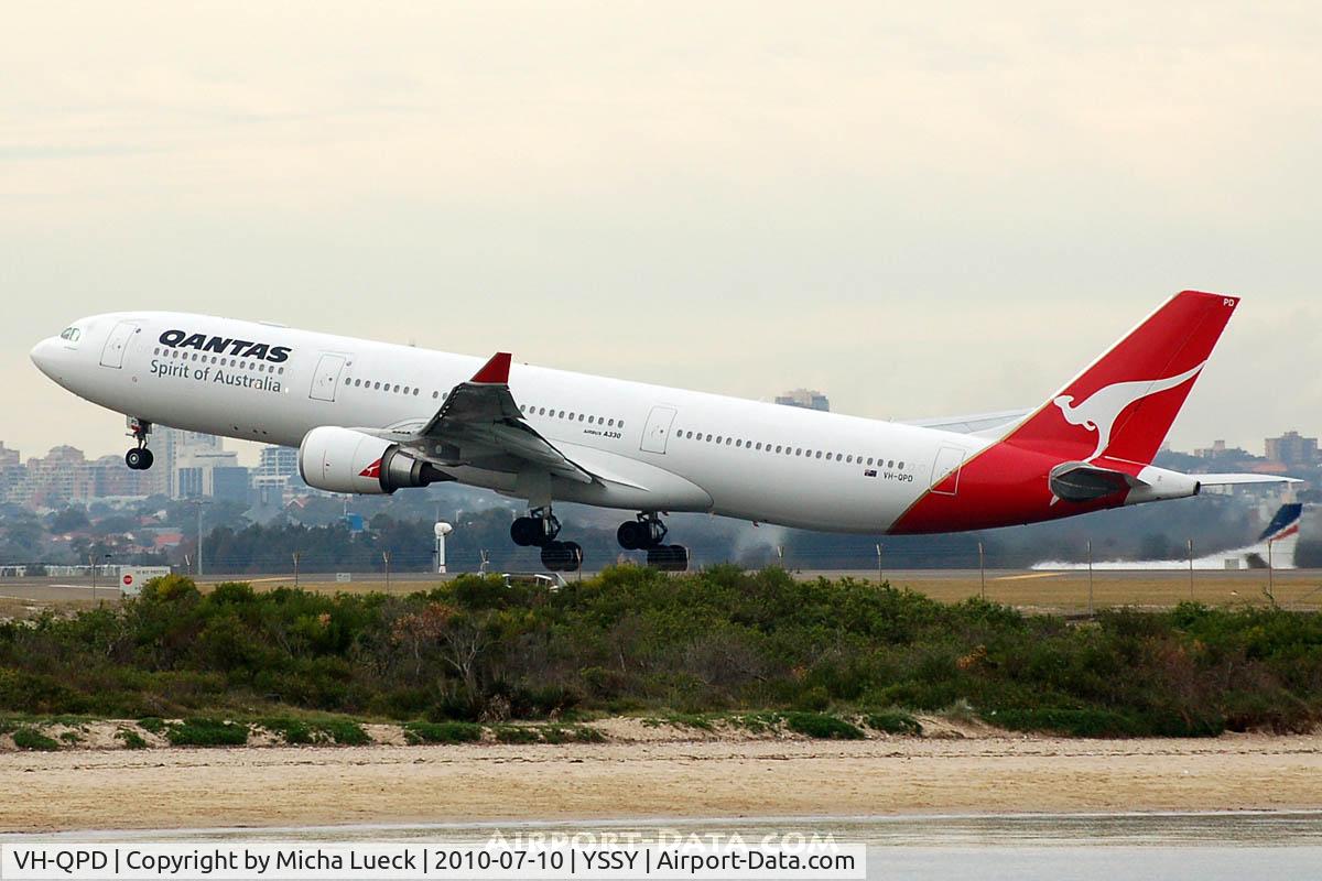 VH-QPD, 2004 Airbus A330-303 C/N 0574, At Sydney