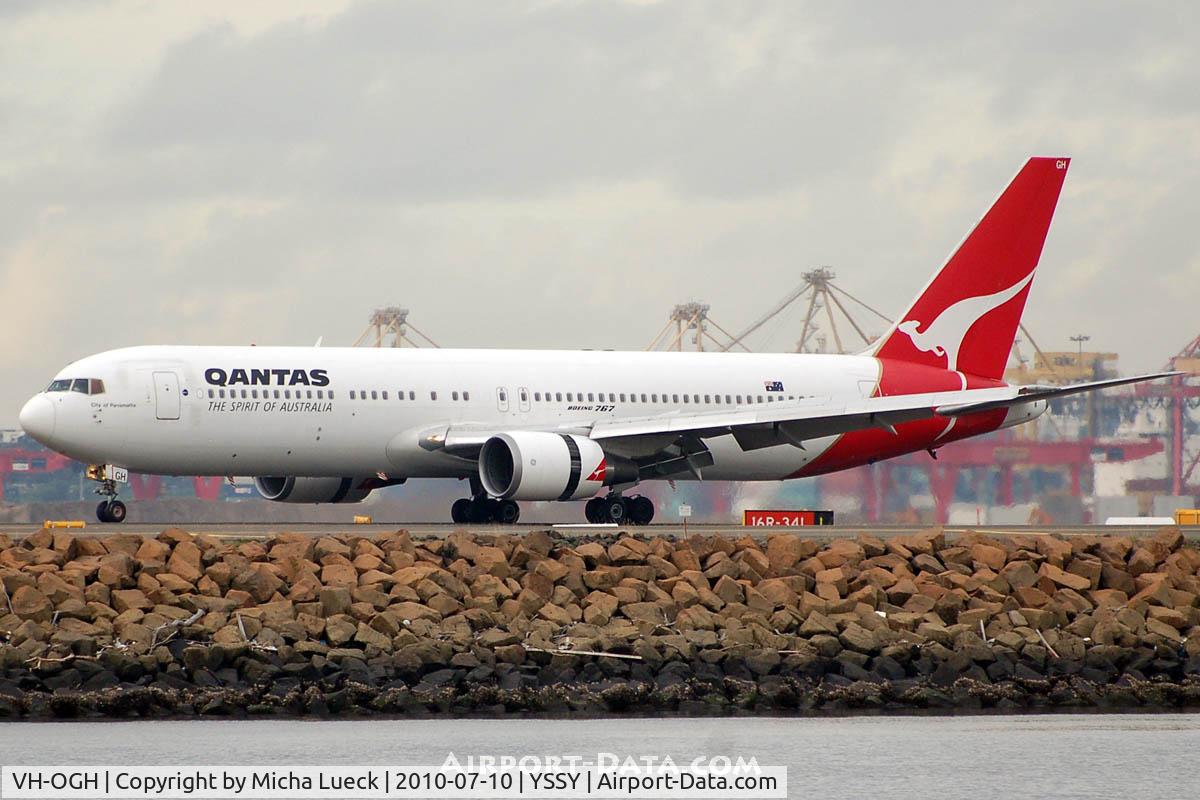 VH-OGH, 1990 Boeing 767-338 C/N 24930, At Sydney