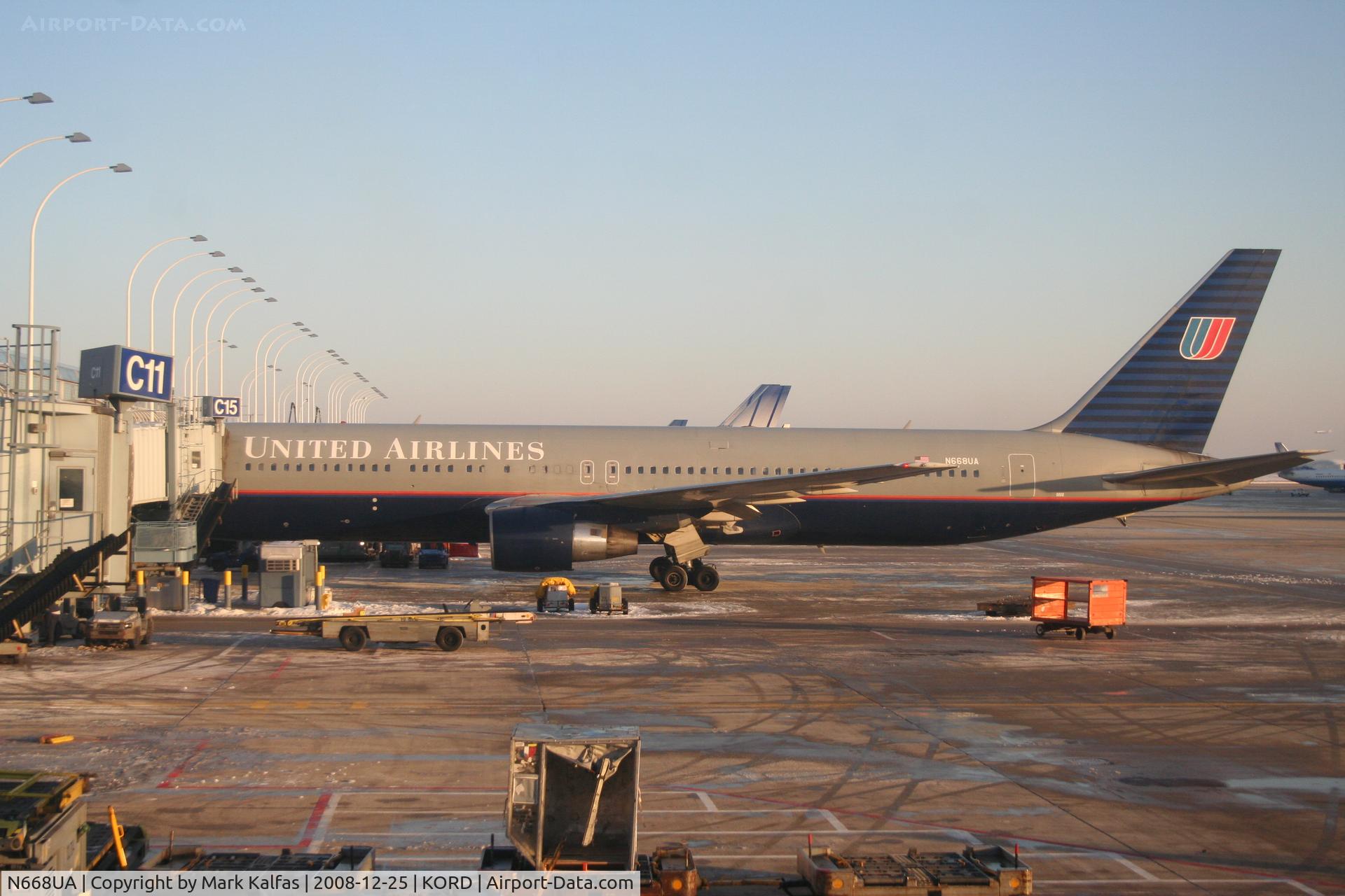 N668UA, 1999 Boeing 767-322 C/N 30024, United Airlines Boeing 767-322, N668UA at gate C15 KORD.