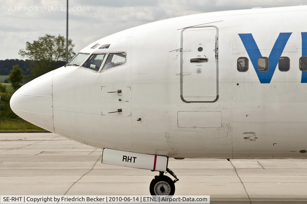 SE-RHT, 1991 Boeing 737-3Q8 C/N 24962, taxying to the active