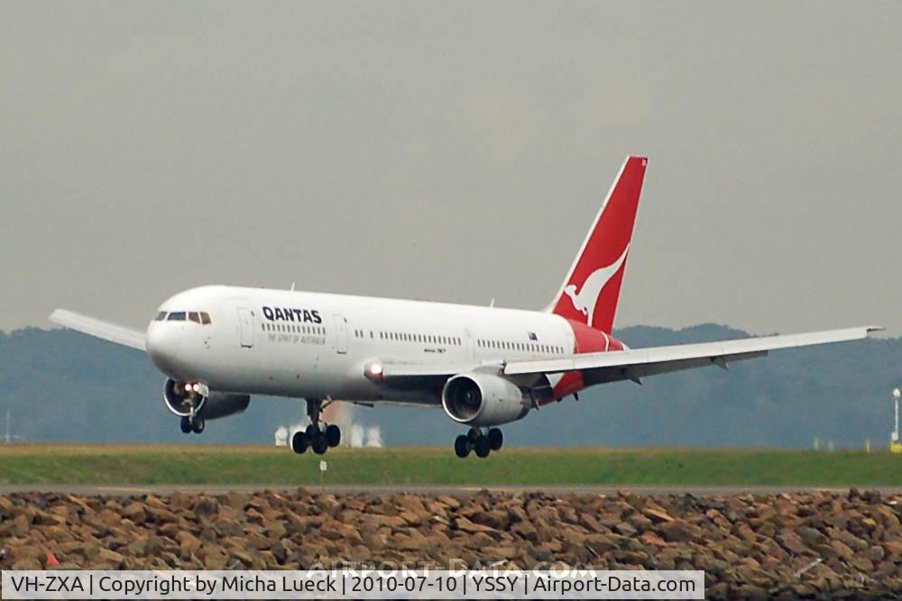 VH-ZXA, 1990 Boeing 767-336 C/N 24337, At Sydney