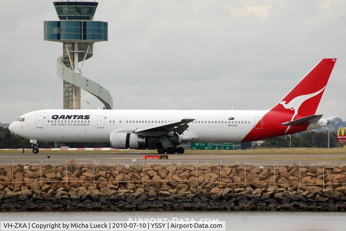 VH-ZXA, 1990 Boeing 767-336 C/N 24337, At Sydney