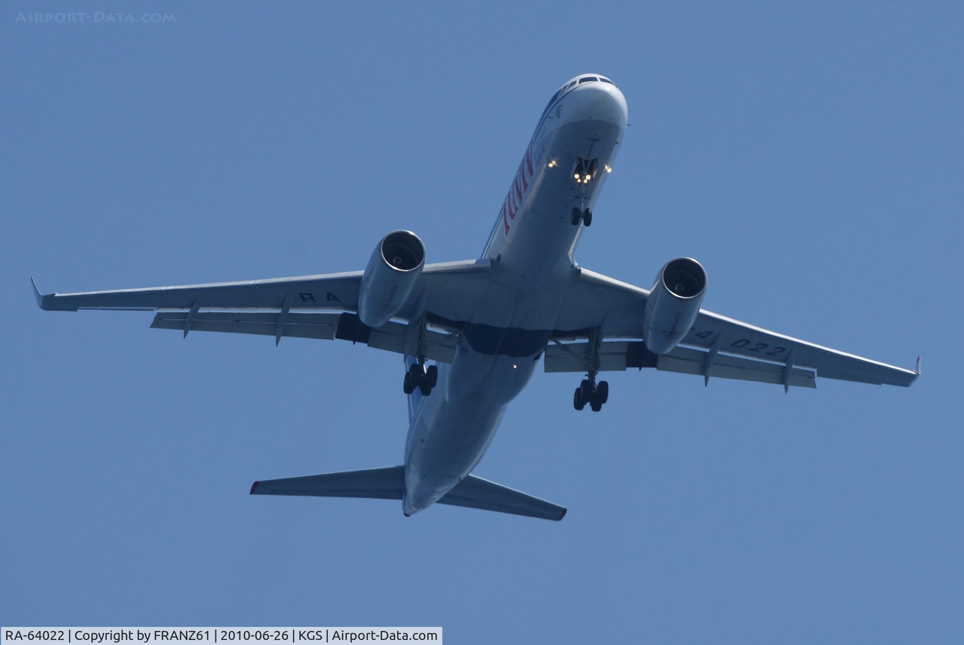 RA-64022, 1999 Tupolev 204-100 C/N 1450743164022, Endanflug auf KGS