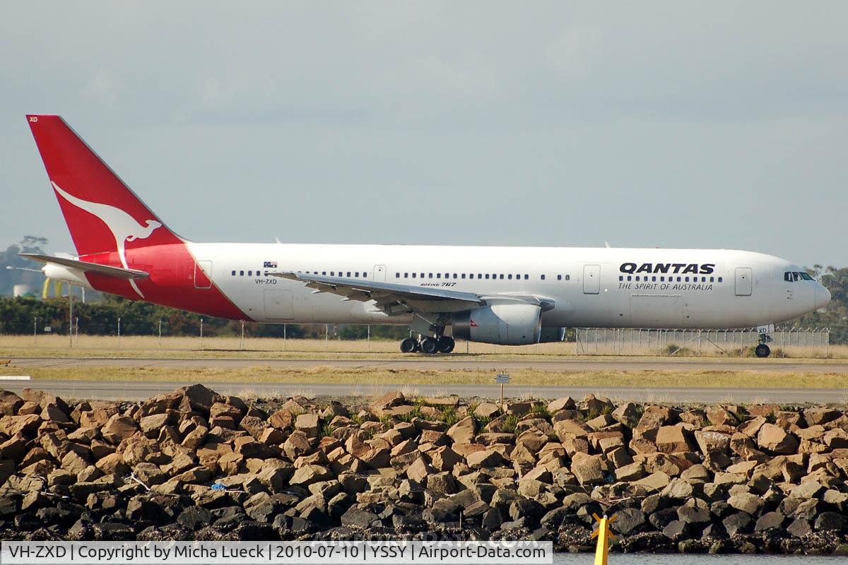 VH-ZXD, 1991 Boeing 767-336 C/N 24342, At Sydney