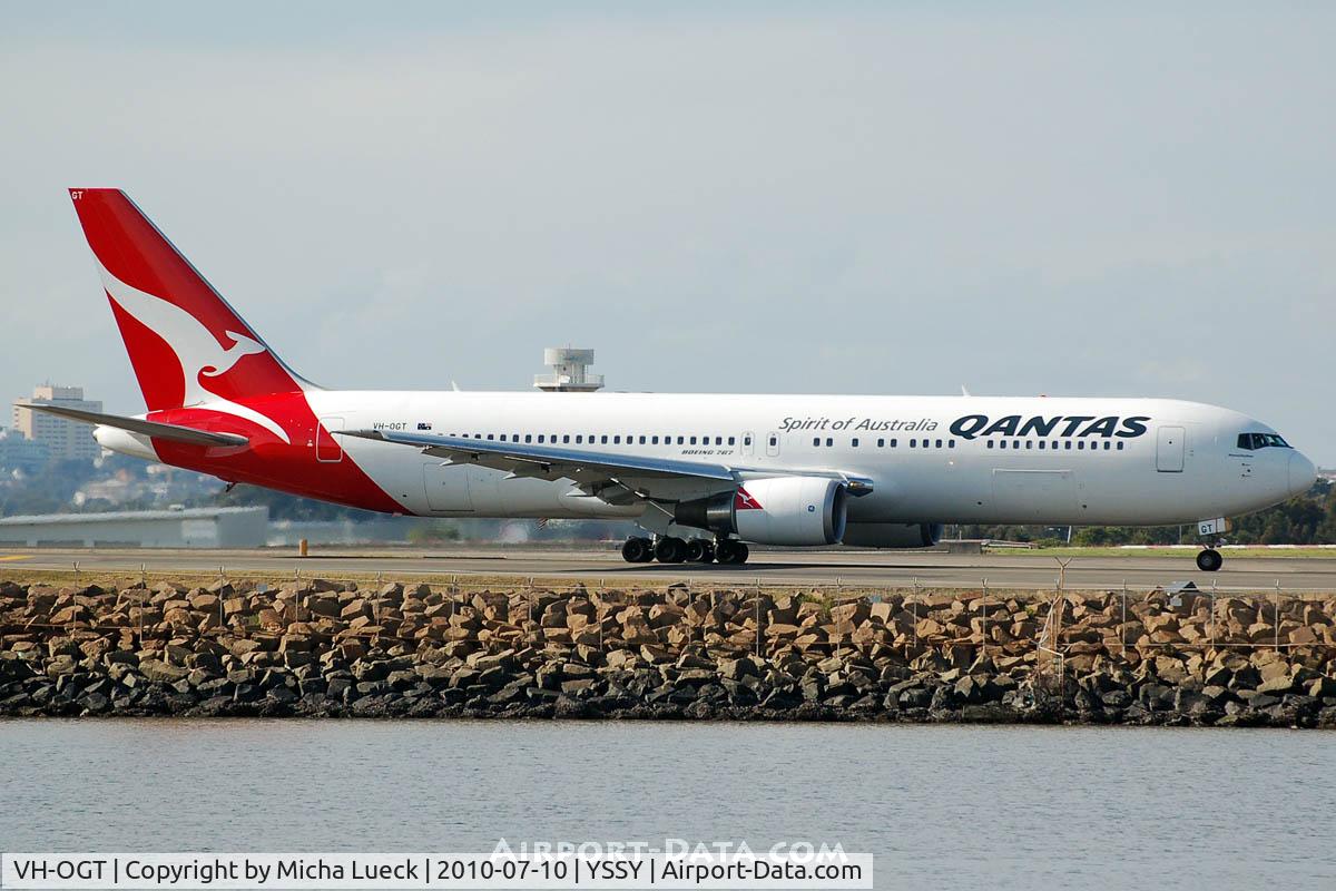 VH-OGT, 1998 Boeing 767-338 C/N 29117, At Sydney