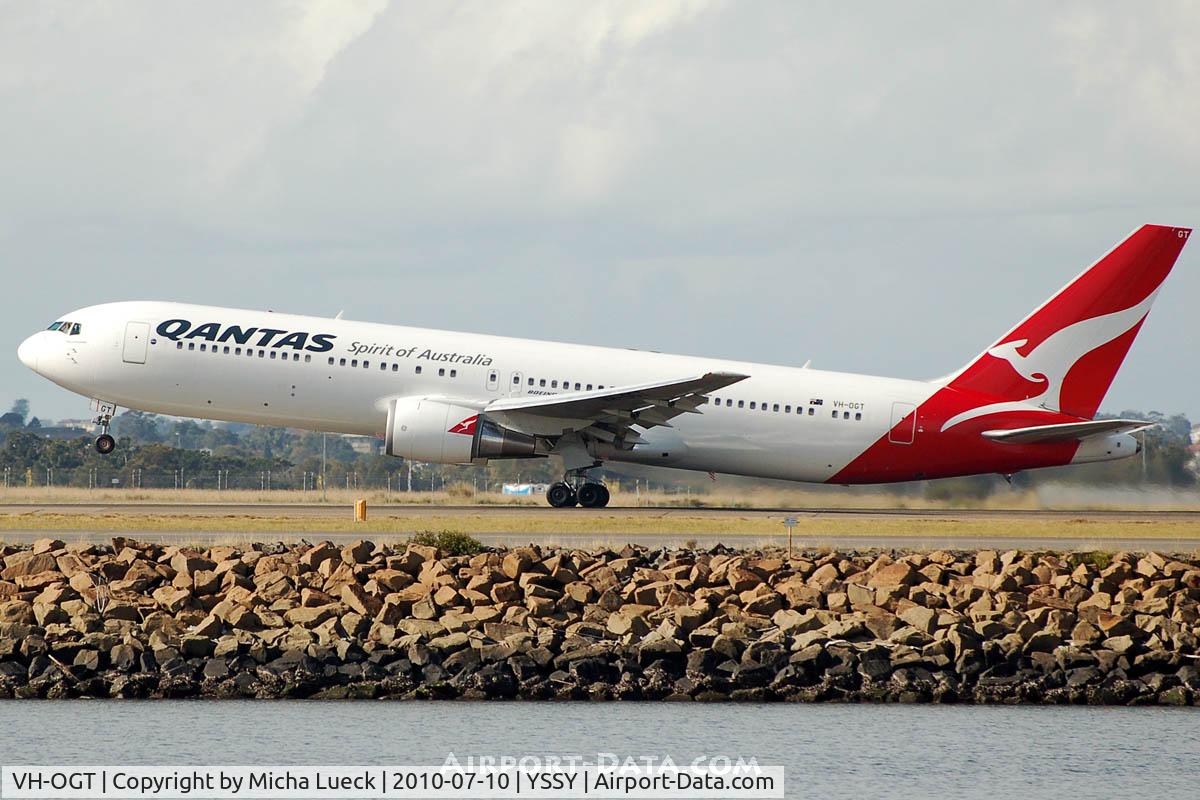 VH-OGT, 1998 Boeing 767-338 C/N 29117, At Sydney